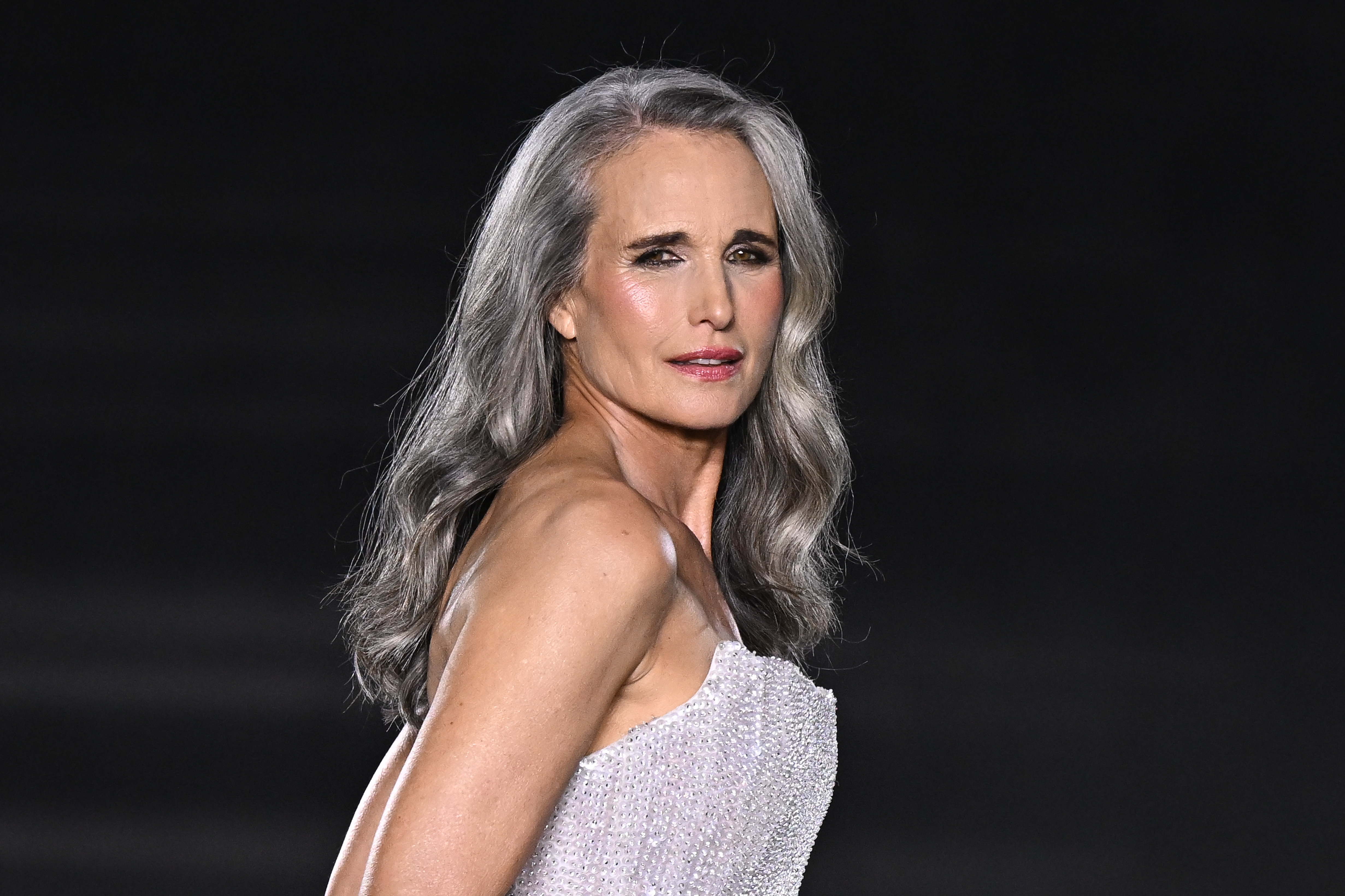 Andie MacDowell assiste au "Défilé L'Oréal Paris – Walk Your Worth" Spring-Summer 2025 du Paris Fashion Week le 23 Septembre 2024, à Paris, France. | Source : Getty Images
