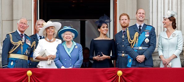 Le prince Charles, Camilla, duchesse de Cornouailles, la reine Elizabeth II, Meghan, duchesse de Sussex, le prince Harry, duc de Sussex, le prince William, duc de Cambridge et Catherine, duchesse de Cambridge regarder un défilé aérien pour marquer le centenaire de la Royal Air Force. |  Photo : Getty Images