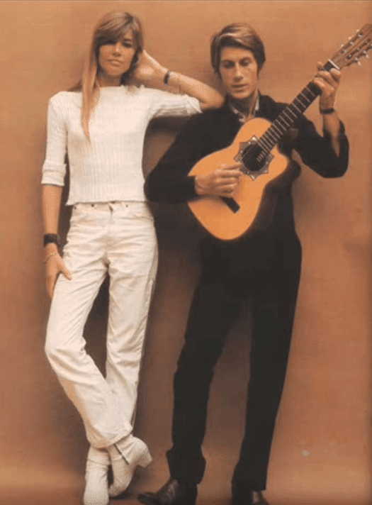 Françoise Hardy avec Jacques Dutronc qui joue à la guitarre. | Youtube/vincecn61