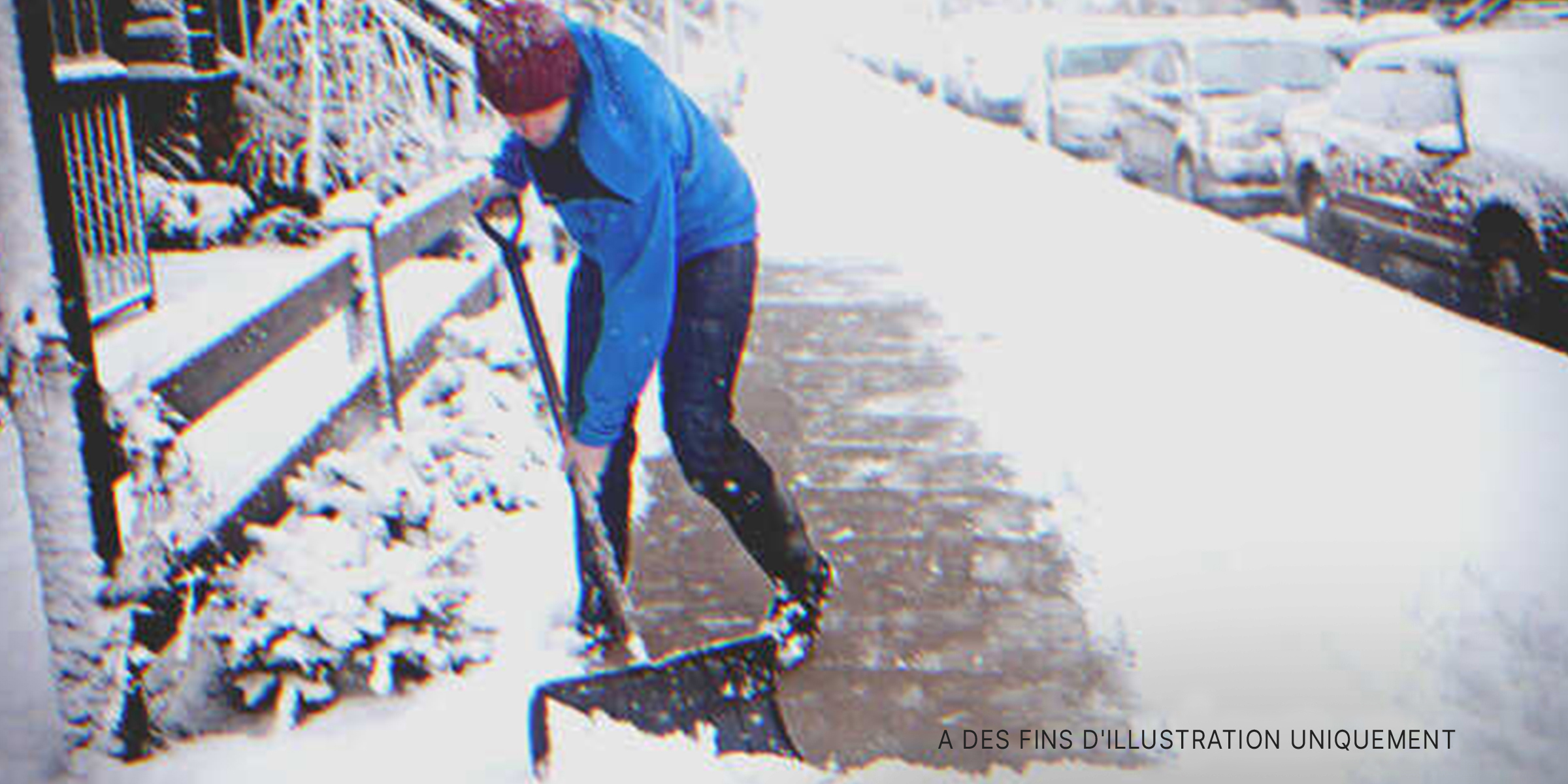 Un homme pelletant de la neige. | Source : Getty Images