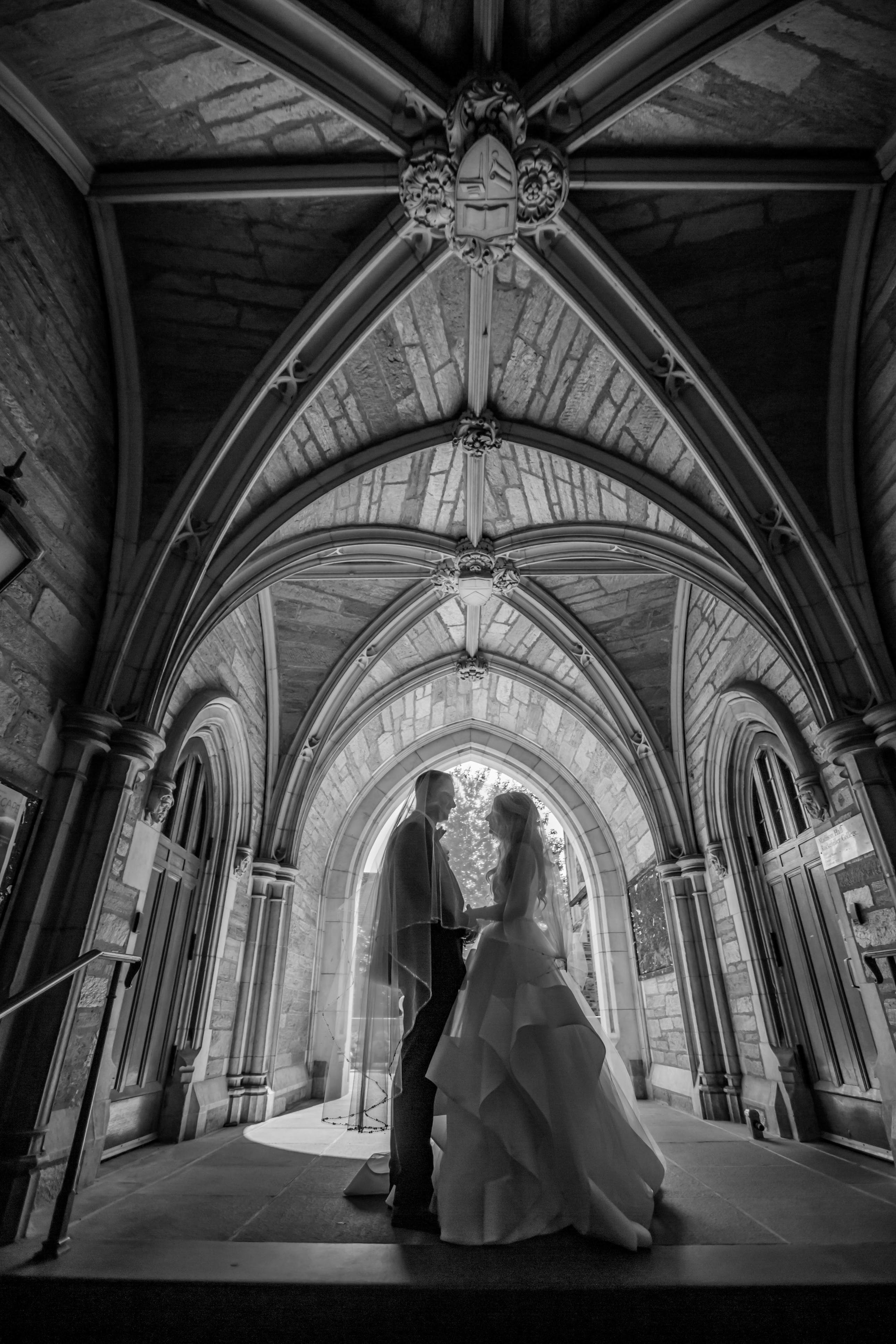Une mariée et un marié debout sur le lieu de leur mariage | Source : Pexels