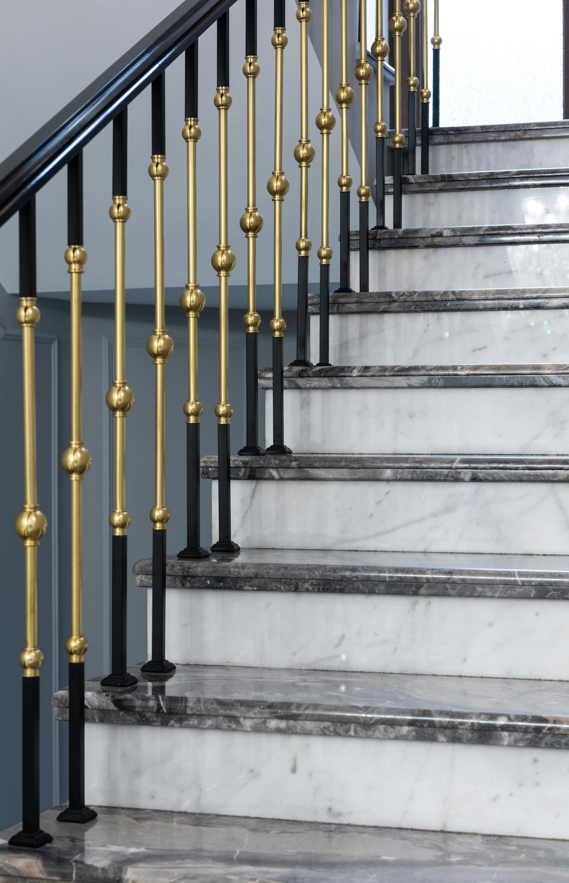 Un escalier avec une rampe en métal | Source : Pexels