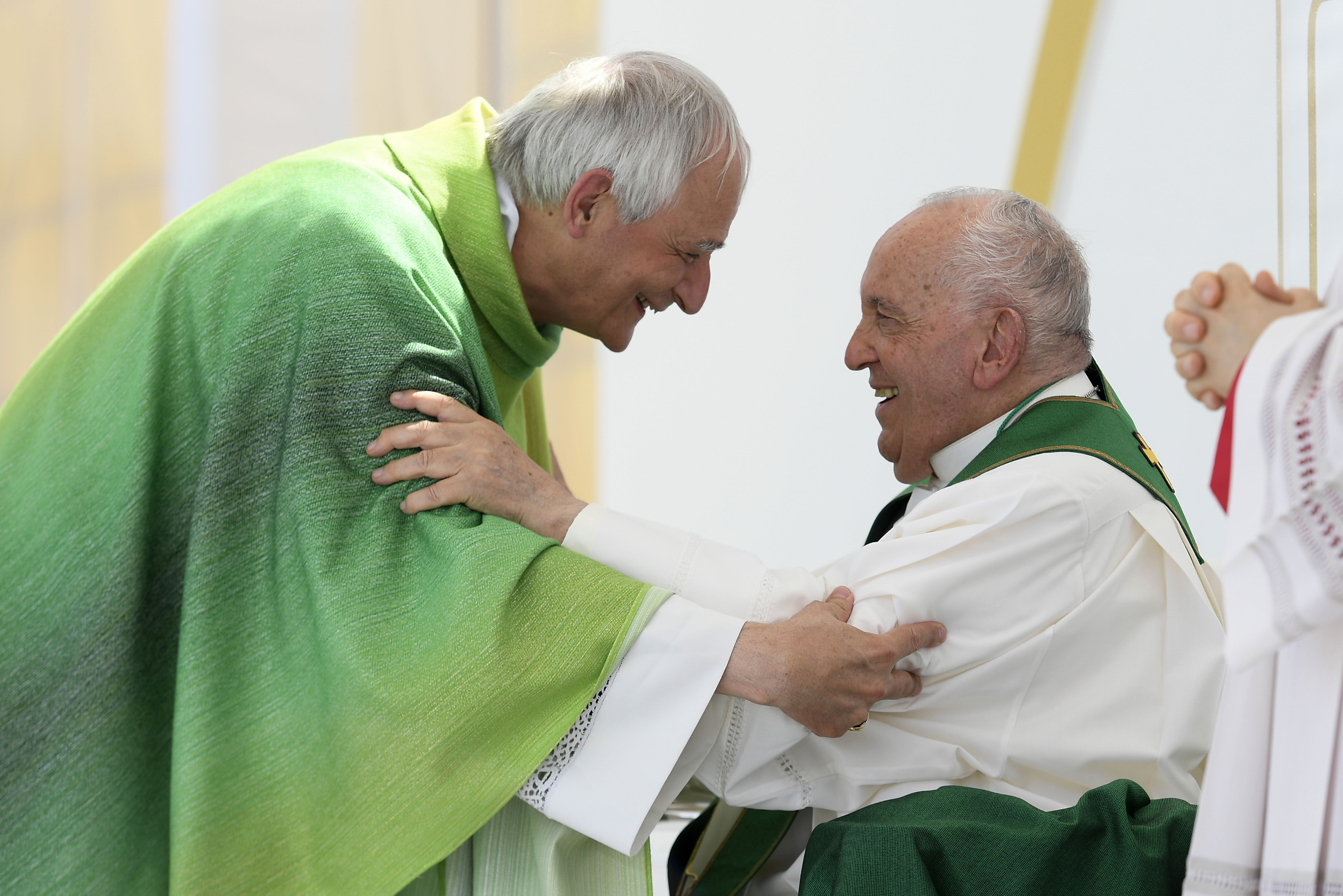 Le pape François salue le cardinal Matteo Maria Zuppi lors d'une messe de clôture de la 50e semaine sociale catholique italienne, le 7 juillet 2024, à Trieste, en Italie. | Source : Getty Images