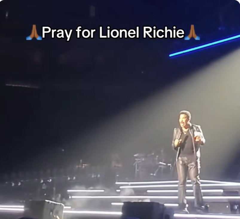 Lionel Richie se produit sous les projecteurs à la Grand Casino Arena de St. Paul, dans le Minnesota, le 25 juin 2026, tandis que ses fans filmaient le moment où il a avoué ne pas se sentir bien pendant "Dancing on the Ceiling."  | Source : TikTok/ynaffitmocha