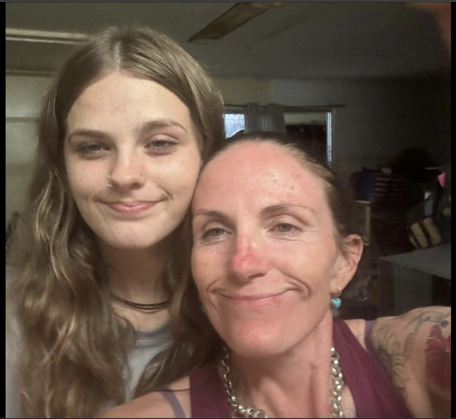 Pheobe Bishop est vue avec sa mère, Kylie Johnson, sur une photo datée du 18 mai 2025 | Source : Facebook/kyliezbishop