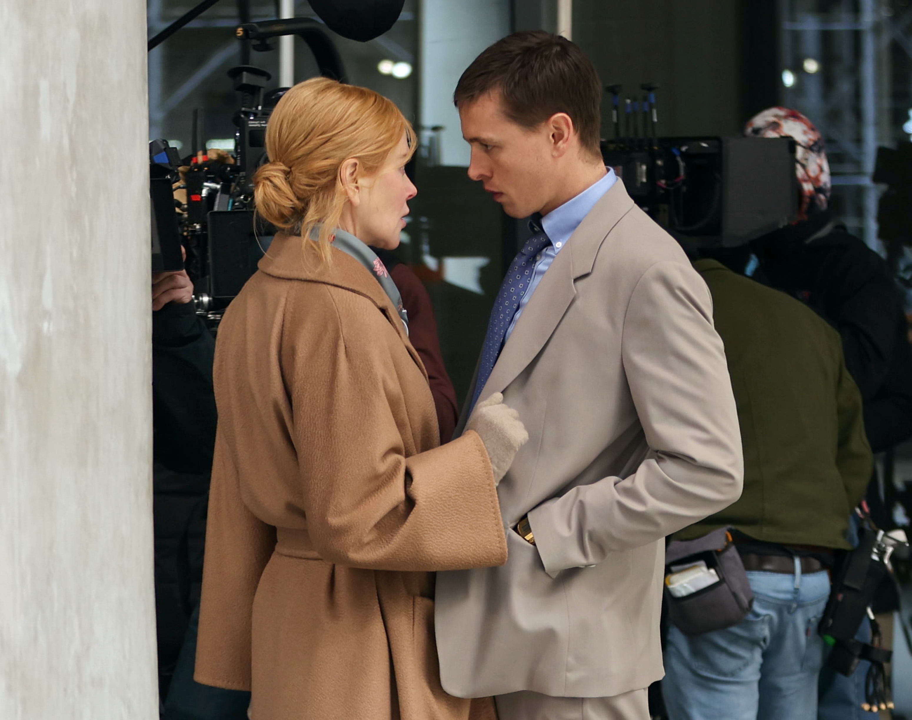 Nicole Kidman et Harris Dickinson sont vus en train de tourner sur le plateau de tournage du film "Babygirl", le 11 décembre 2023, à New York. | Source : Getty Images