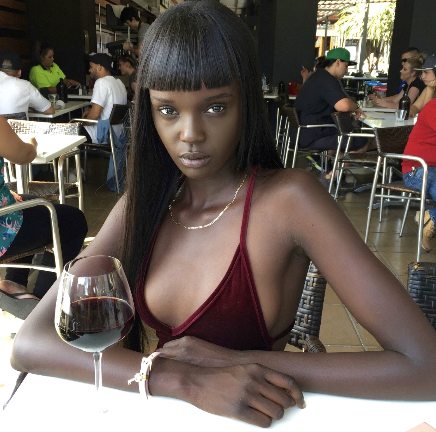 Nyadak "Duckie" Thot posant dans une photo candide téléchargée le 25 avril 2017, à West Hollywood, Californie | Source : X/duckiethot