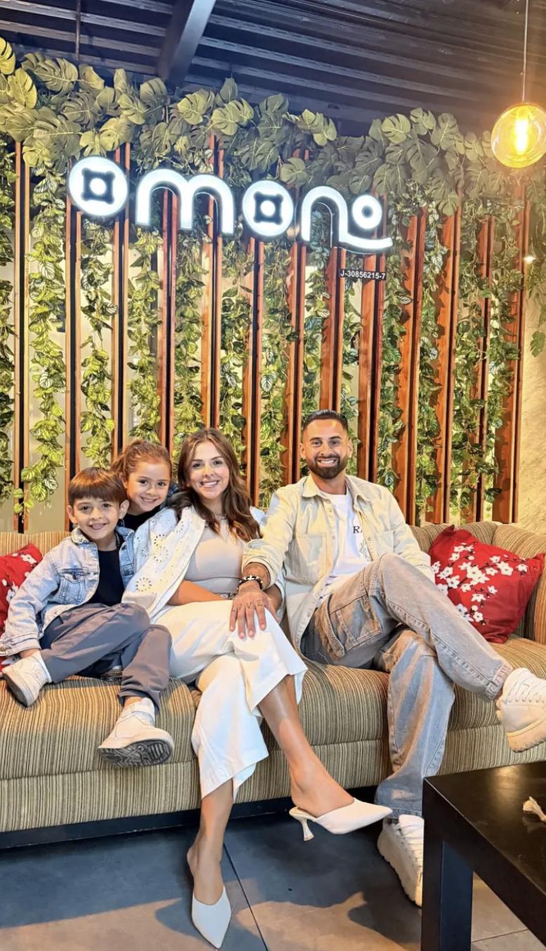 Lucas Trejo, Yanina et leurs deux enfants ont posé ensemble sur un canapé de restaurant lors d'une sortie en famille. Trejo a partagé cette photo sur sa story Instagram quelques heures seulement avant les tremblements de terre, ce qui en fait l'une des dernières images publiques de la famille réunie. | Source : Instagram/lucastrejo_lt