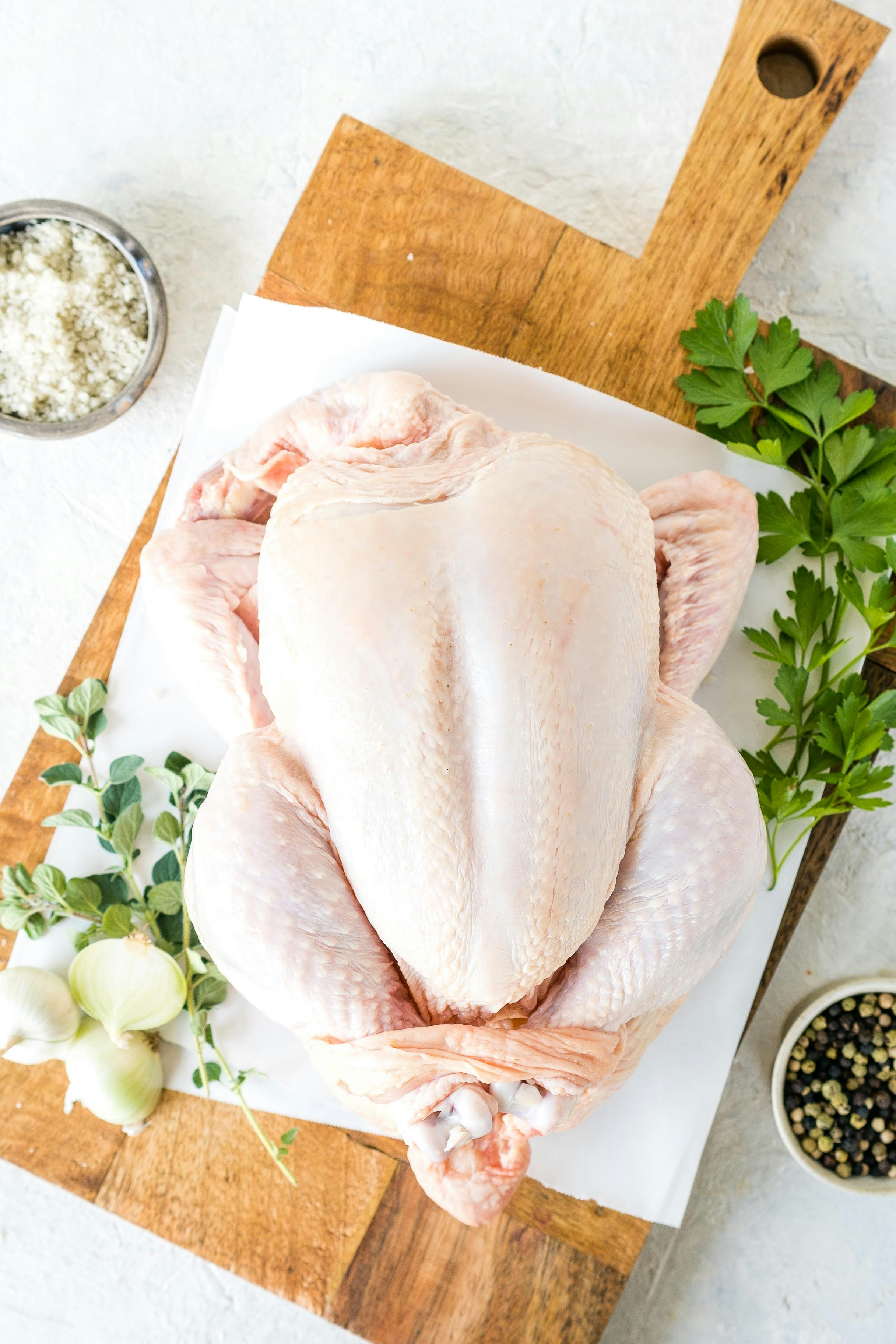 Poulet cru sur une planche à découper | Source : Pexels