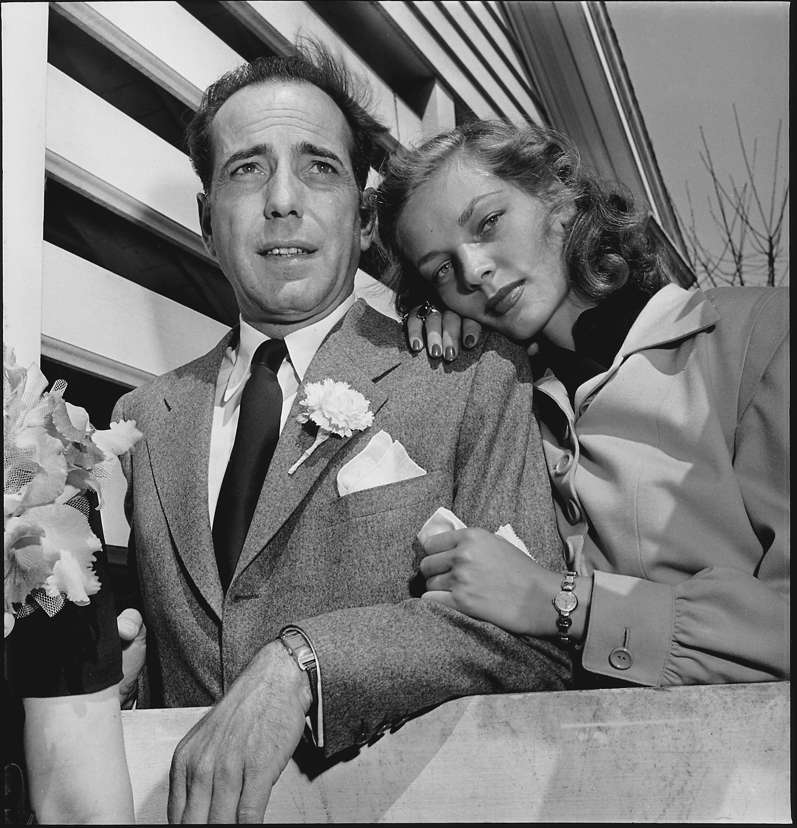 Humphrey Bogart et Lauren Bacall assistant à la réception de mariage chez le romancier Louis Bromfeld | Photo : Getty Images
