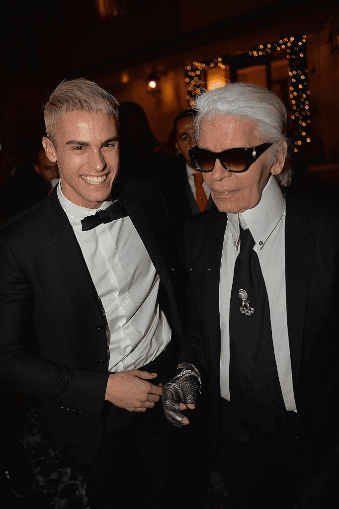 Baptiste Giabiconi et Karl Lagerfeld sont vus ensemble lors du dîner précédant la soirée Chanel le 30 novembre 2015 à Rome, en Italie. | Photo : Getty Images