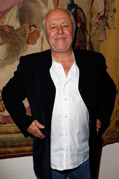 L'acteur Marc Jolivet le "Prix Bristol Des Lumieres 2015" à l'Hôtel Le Bristol à Paris le 12 novembre 2015.|Photo : Getty Images.