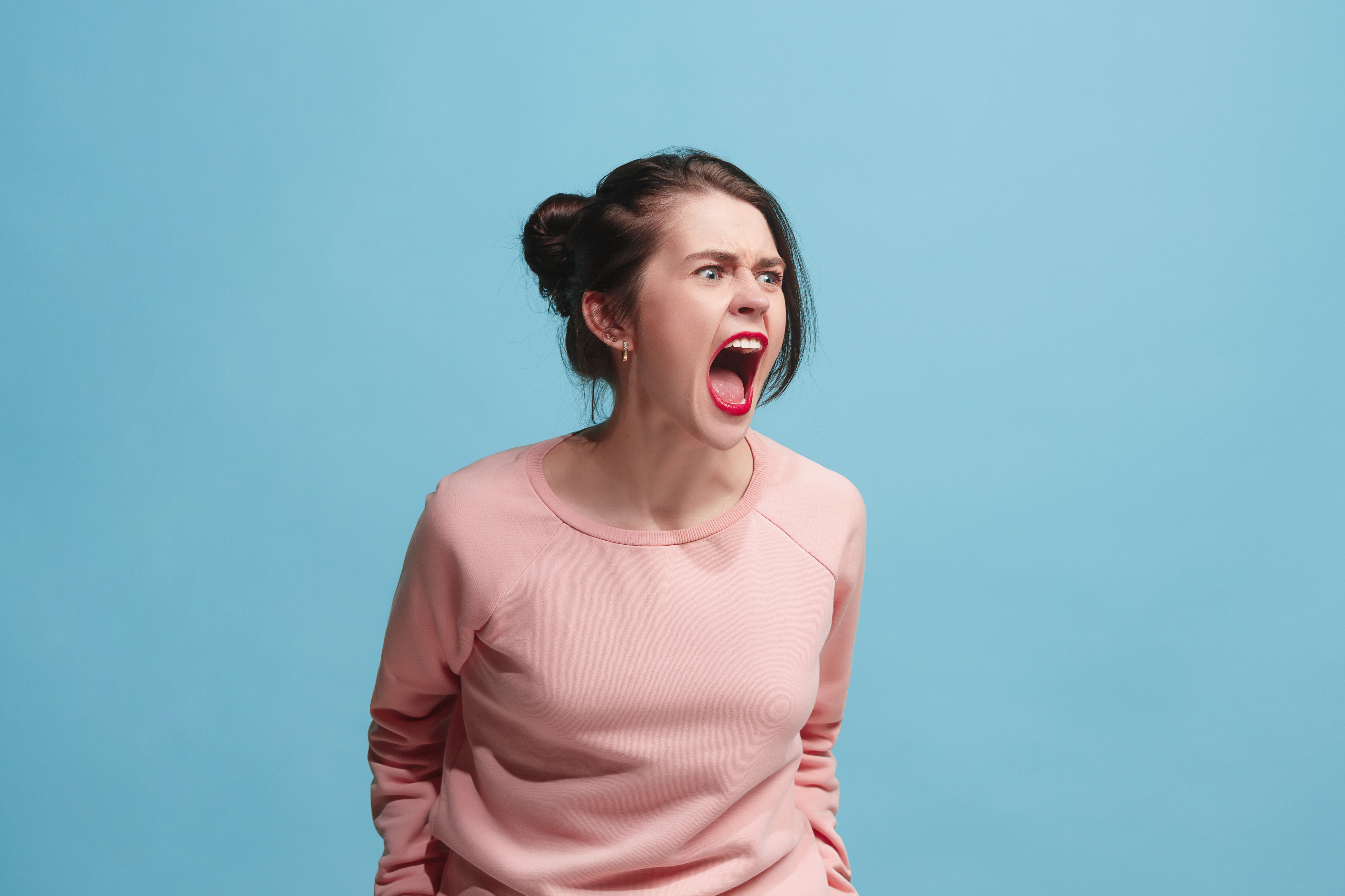 Une femme en colère qui crie | Source : Shutterstock