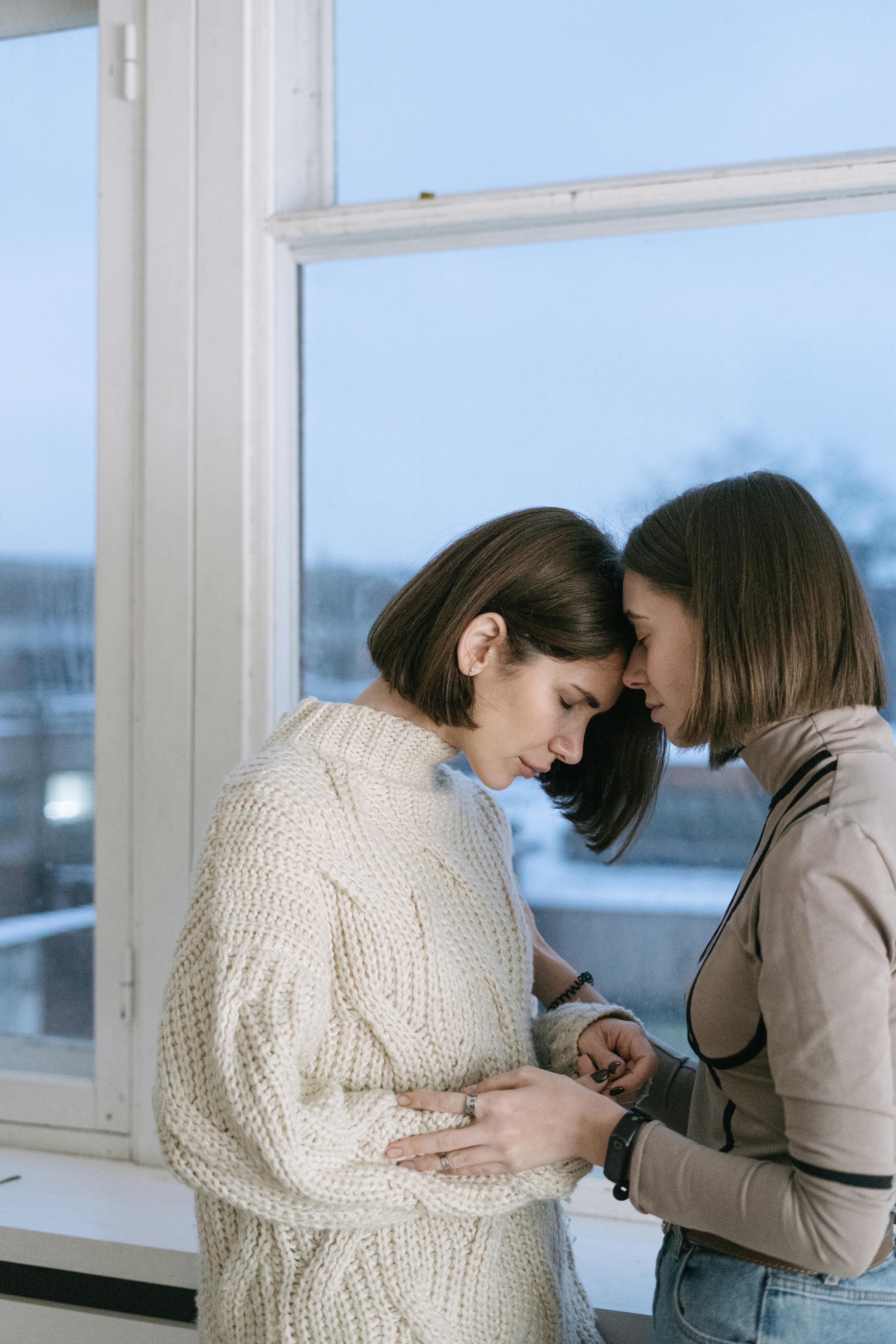 Deux femmes émues partageant un moment touchant | Source : Pexels