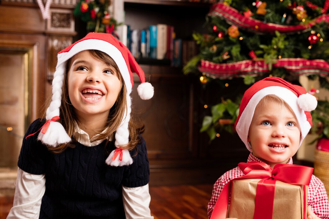 Des enfants heureux le matin de Noël | Source : Freepik