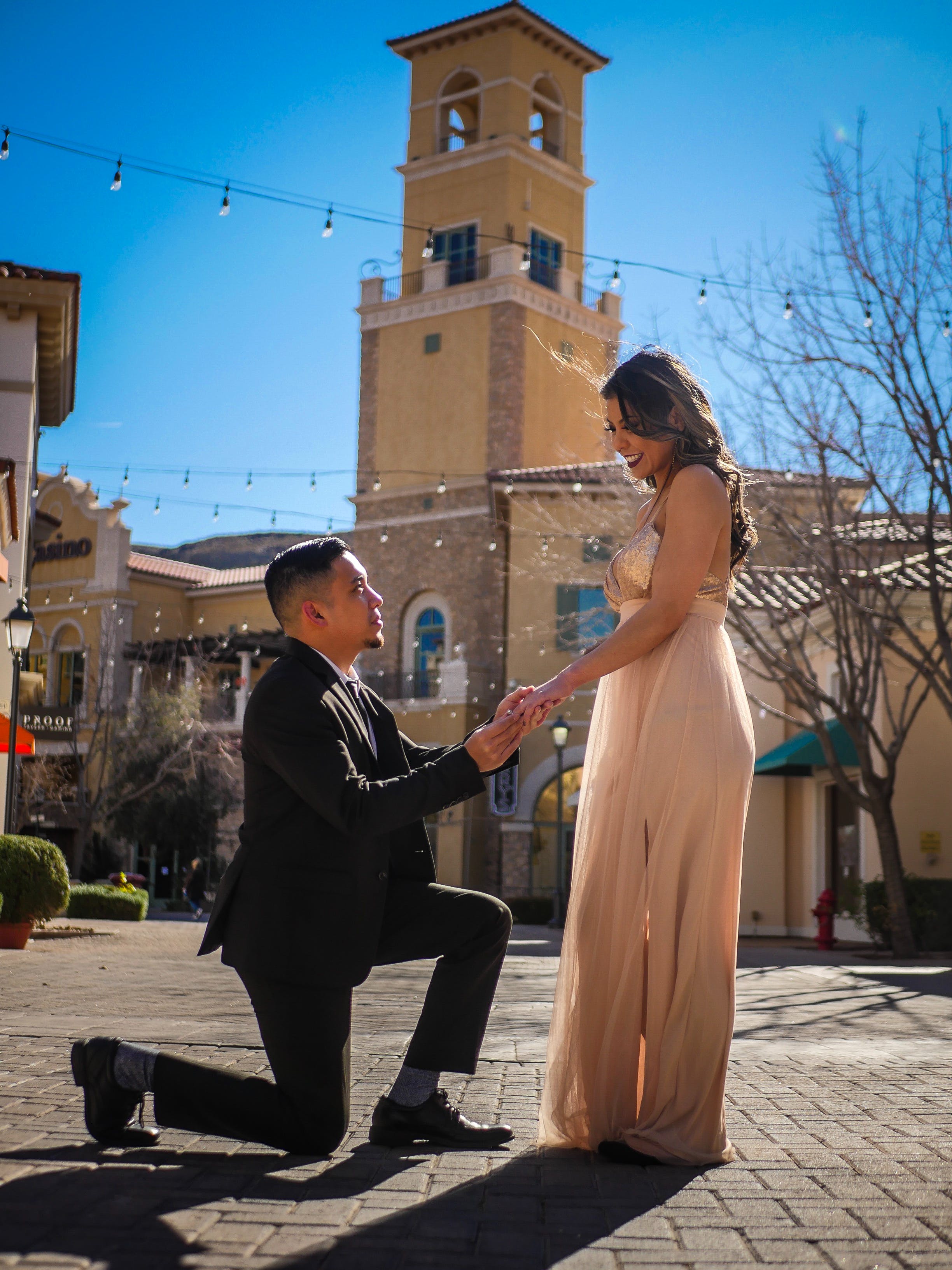 Un homme demande sa petite amie en mariage à genoux | Source : Pexels
