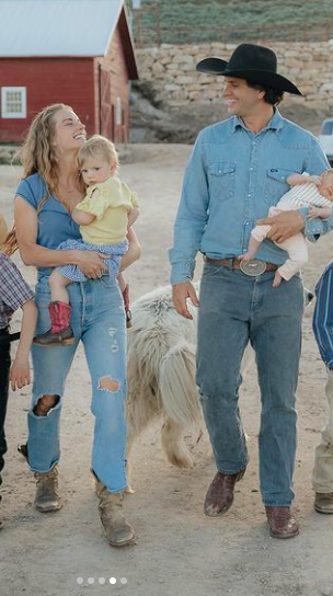 Hannah et Daniel Neeleman avec leurs enfants, sur une photo postée le 10 juin 2022 | Source : Instagram/ballerinafarm