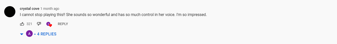 Un fan complimente Suri Cruise sur ses talents de chanteuse. | Source : YouTube@AlexR