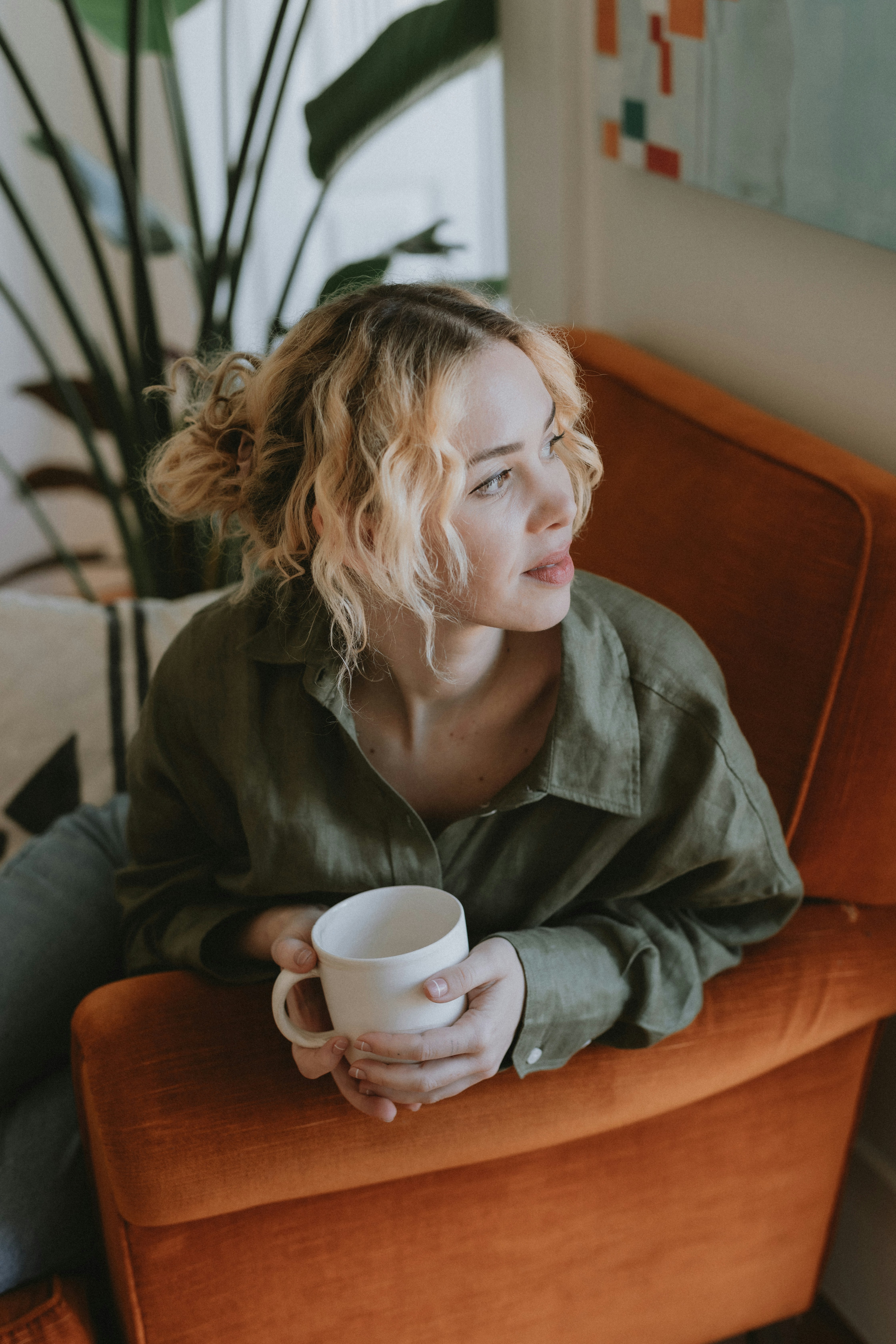 Une femme assise sur un canapé | Source : Unsplash