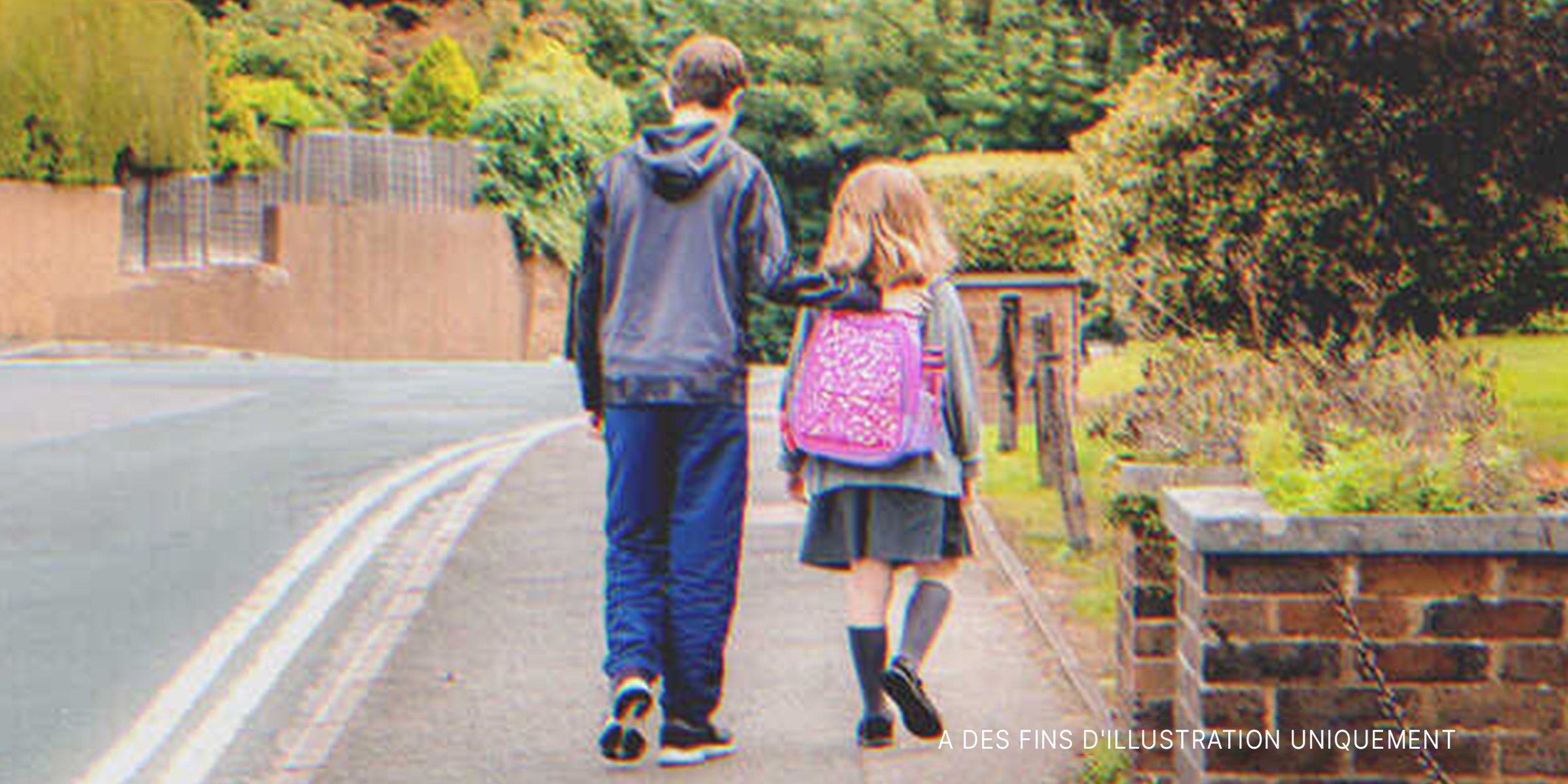 Un garçon plus âgé et une jeune fille marchant ensemble | Source : Shutterstock   
