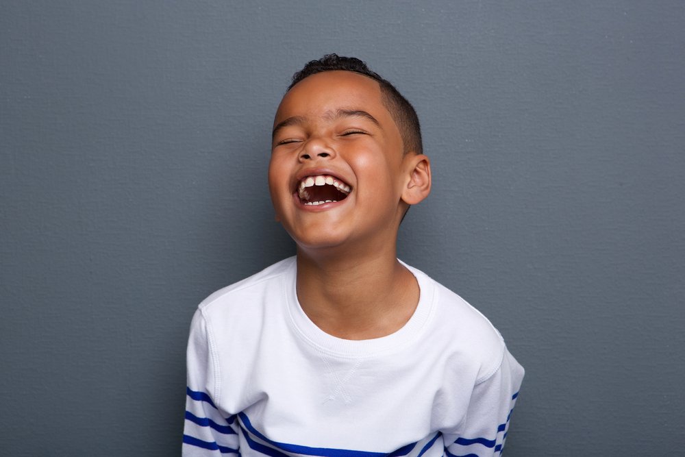Un garçon qui rigole. Photo : Shutterstock