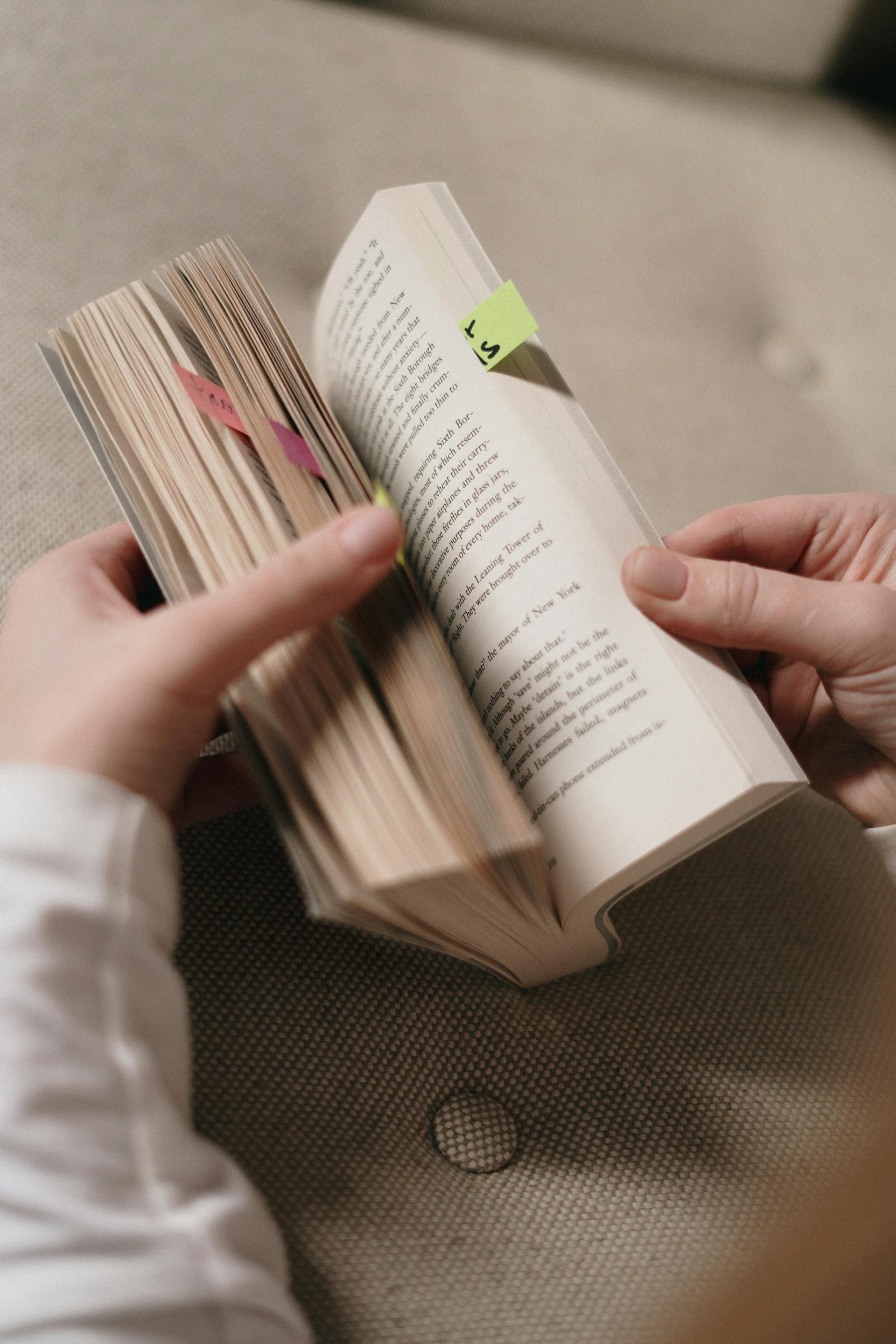Une personne tenant un livre | Source : Pexels