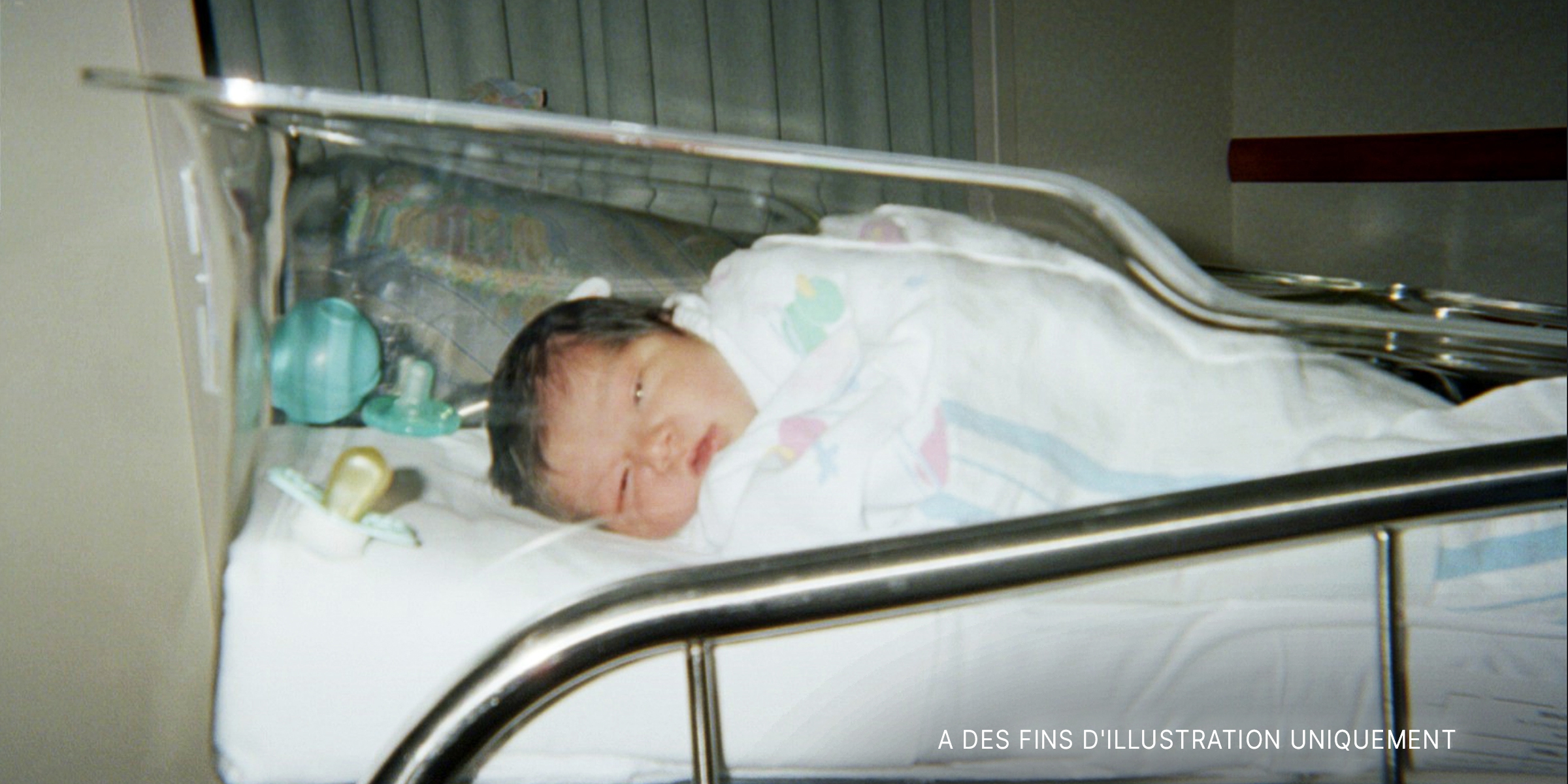 Un nouveau-né aux cheveux noirs | Source : Flickr/Nadia Santoyo/(CC BY 2.0)