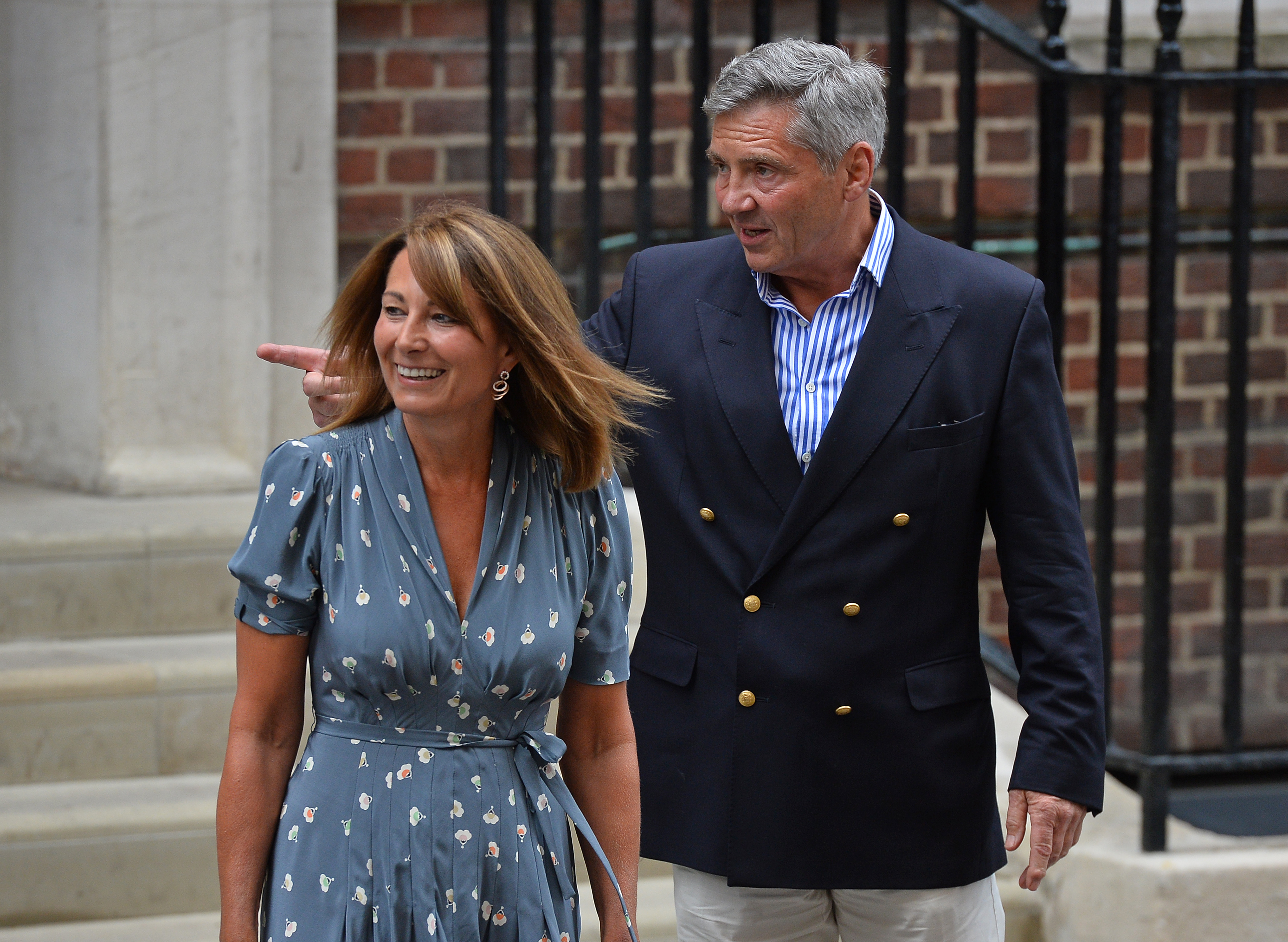 Carole et Michael Middleton quittant le St Mary's Hospital alors que la princesse de Galles venait d'accoucher en 2013 | Source : Getty Images