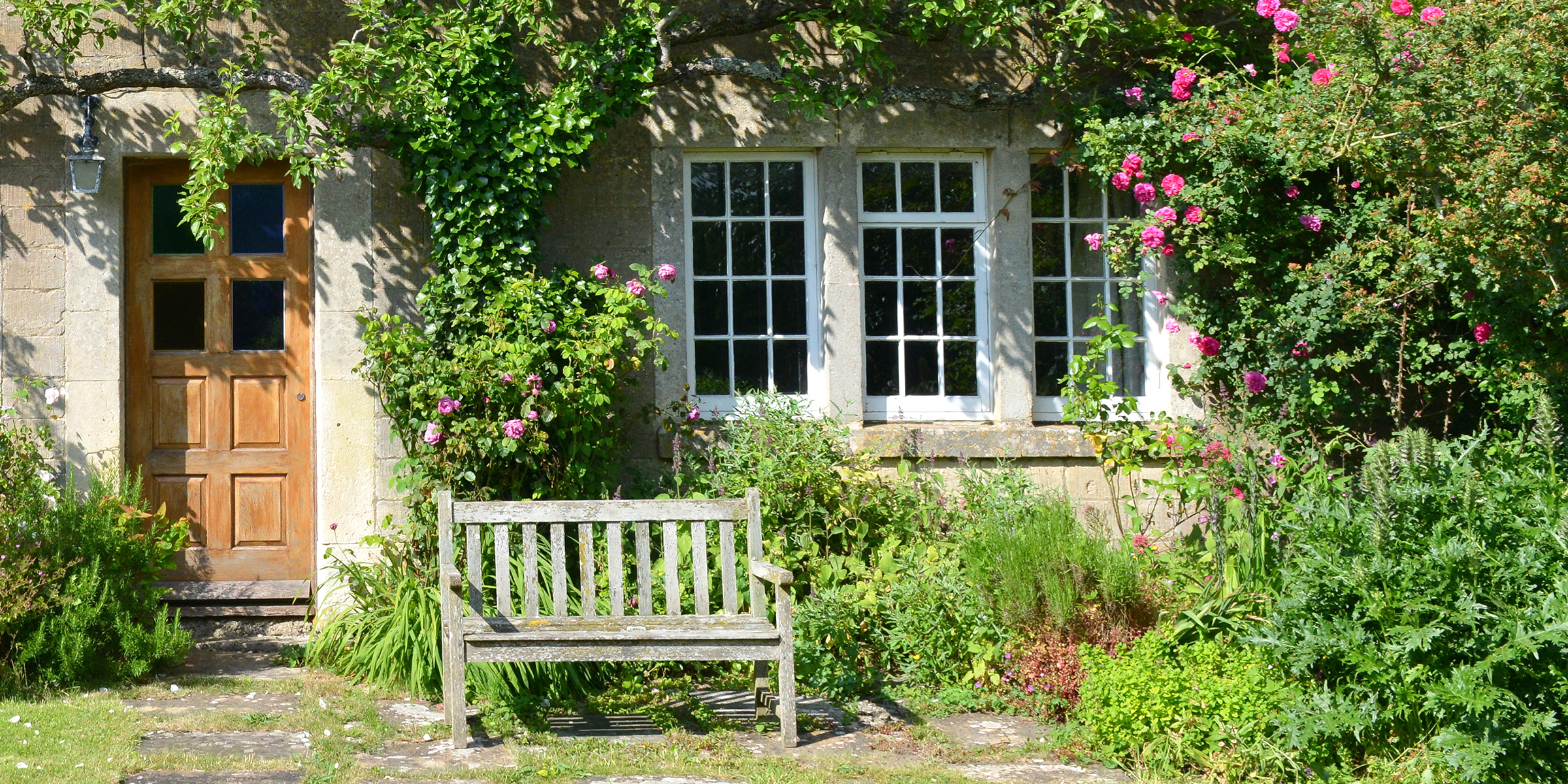 Un jardin à l'extérieur d'une maison | Source : Shutterstock