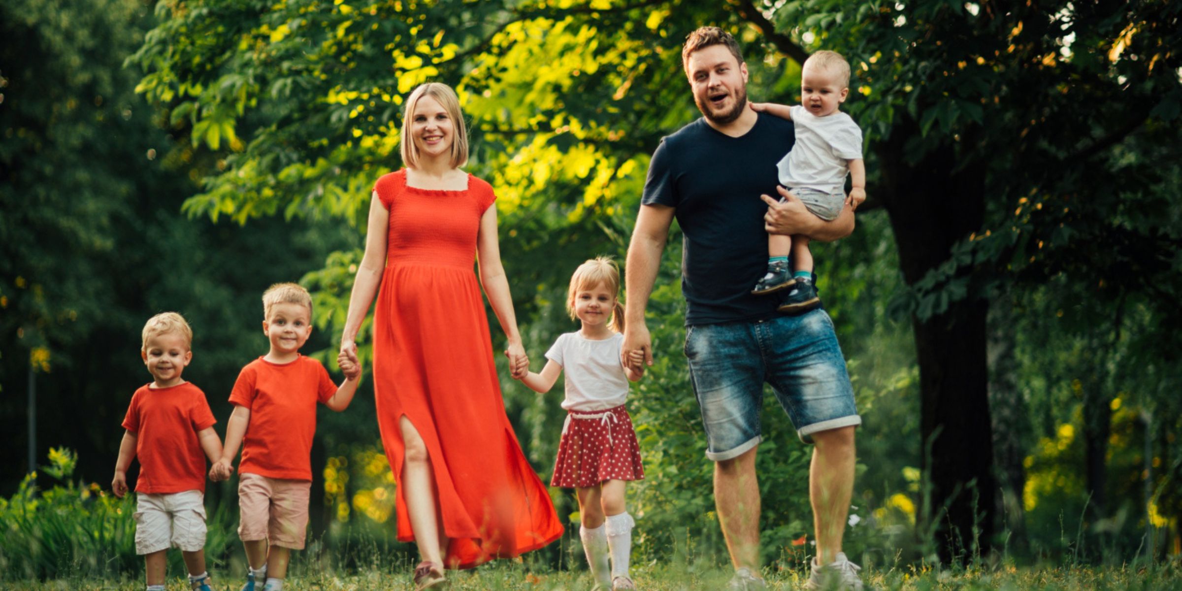Une famille de six personnes qui se promène ensemble en plein air | Source : Magnific
