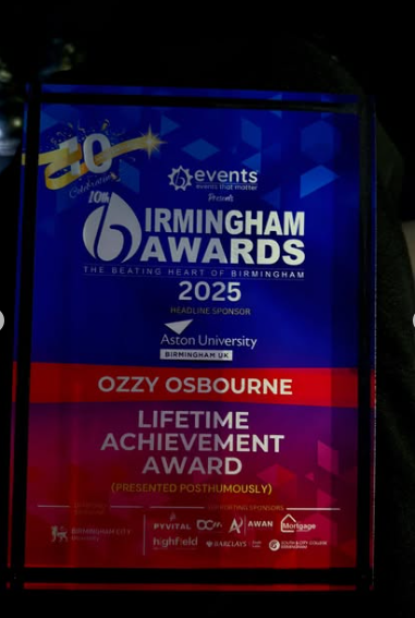 Une photo du prix d'Ozzy Osbourne partagée par Kelly Osbourne tirée d'un post daté du 18 octobre 2025 | Source : Instagram/Kellyosbourne