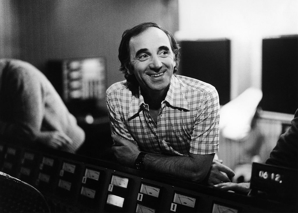Portrait posé de Charles Aznavour. | Photo : Getty Images
