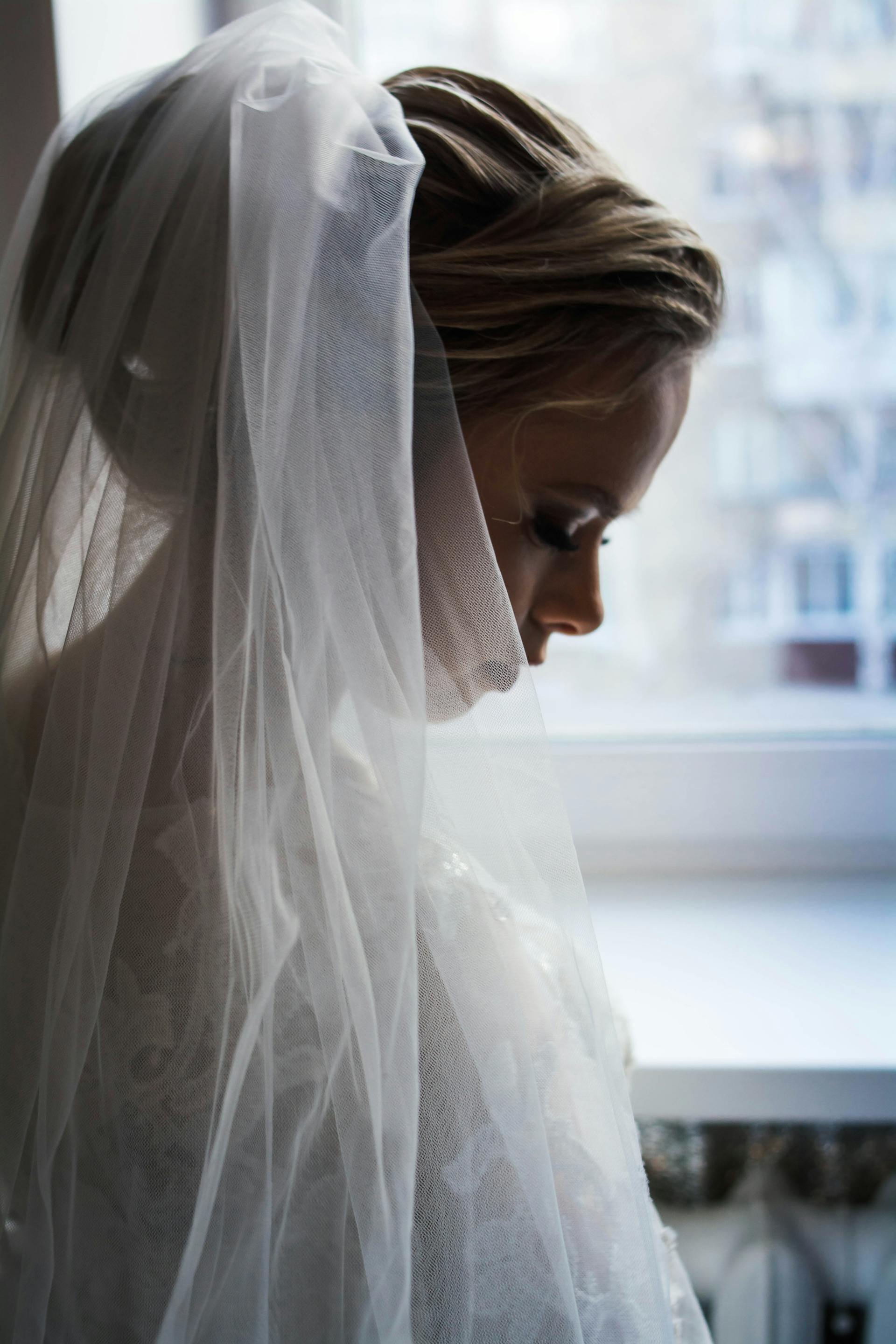 Une mariée qui regarde vers le bas | Source : Pexels