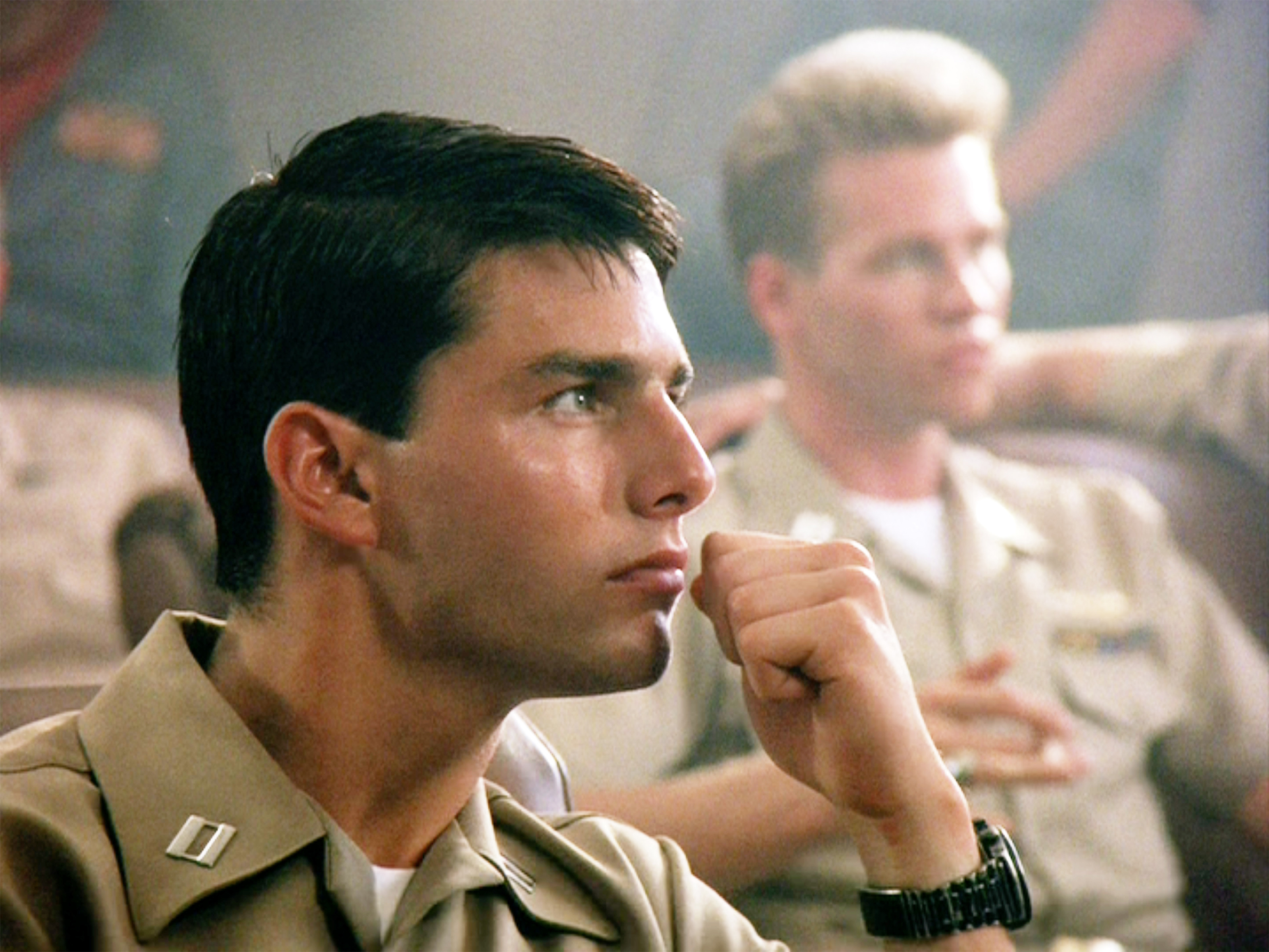 Tom Cruise dans le rôle du lieutenant Pete "Maverick" Mitchell et Val Kilmer dans le rôle du lieutenant Tom "Iceman" Kazansky (à l'arrière-plan) dans le film "Top Gun", vers 1986 | Source : Getty Images