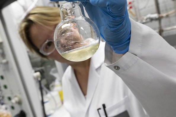 Un employé tient un flacon de glyphosate comme alternative à l'herbicide lors de travaux de recherche.| Photo: Getty Images