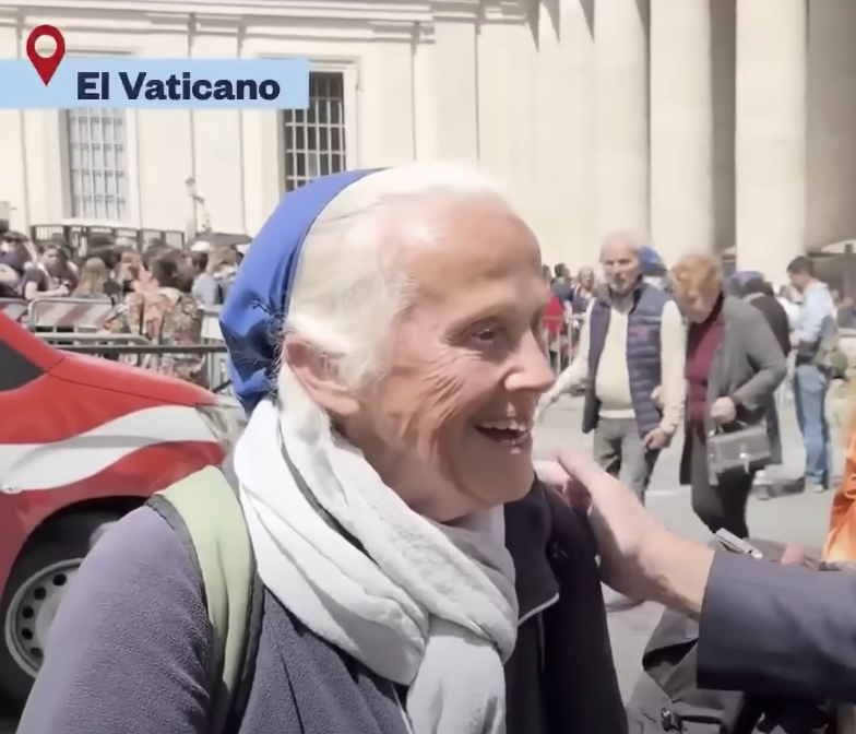 Sœur Geneviève en train de sourire. | Source : YouTube/Telemundo News
