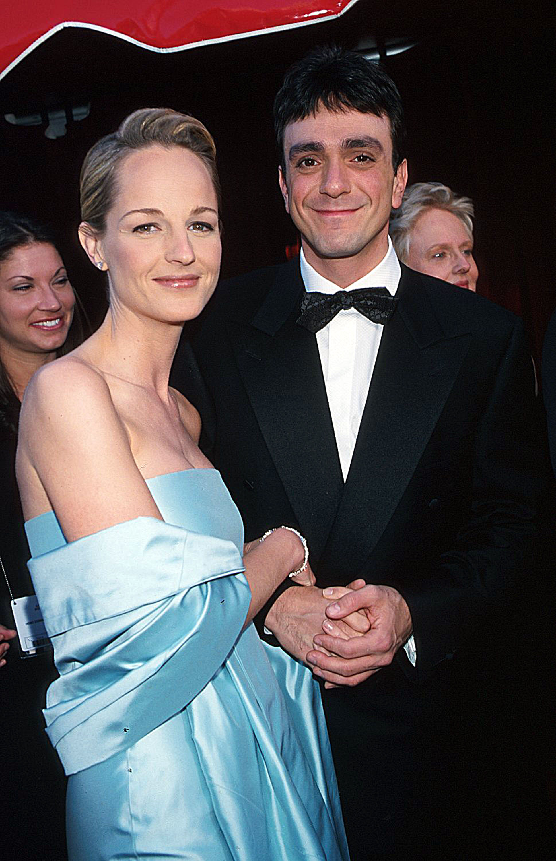 Helen Hunt et Hank Azaria sur le tapis rouge de la 70e cérémonie des Oscars à Los Angeles, Californie, le 23 mars 1998 | Source : Getty Images