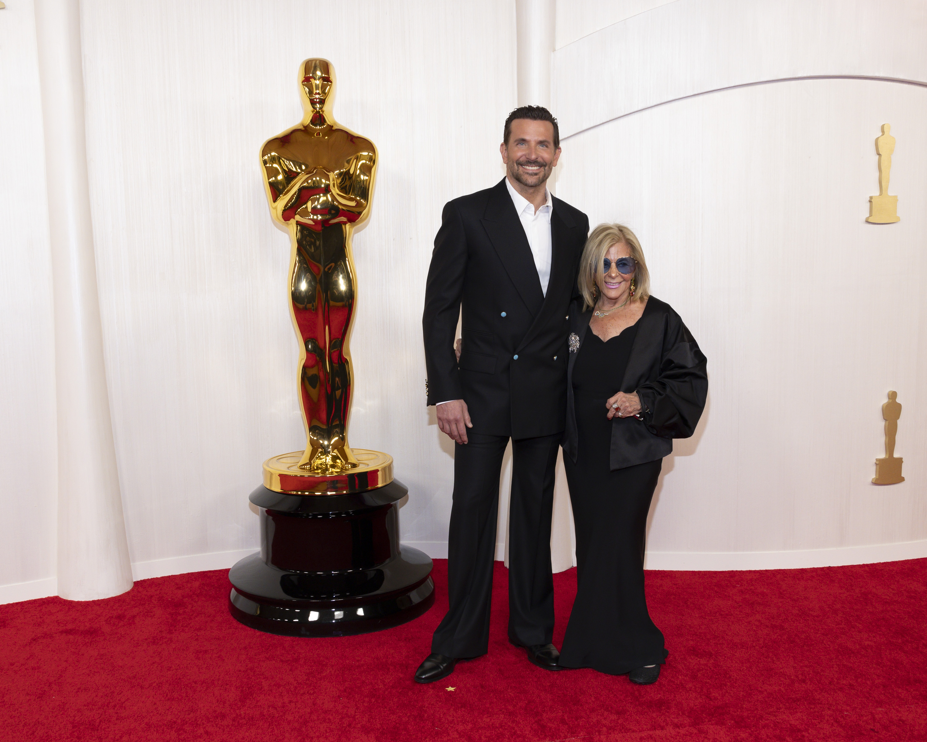 Bradley Cooper et Gloria Campano lors de la 96e cérémonie annuelle des Oscars | Source : Getty Images