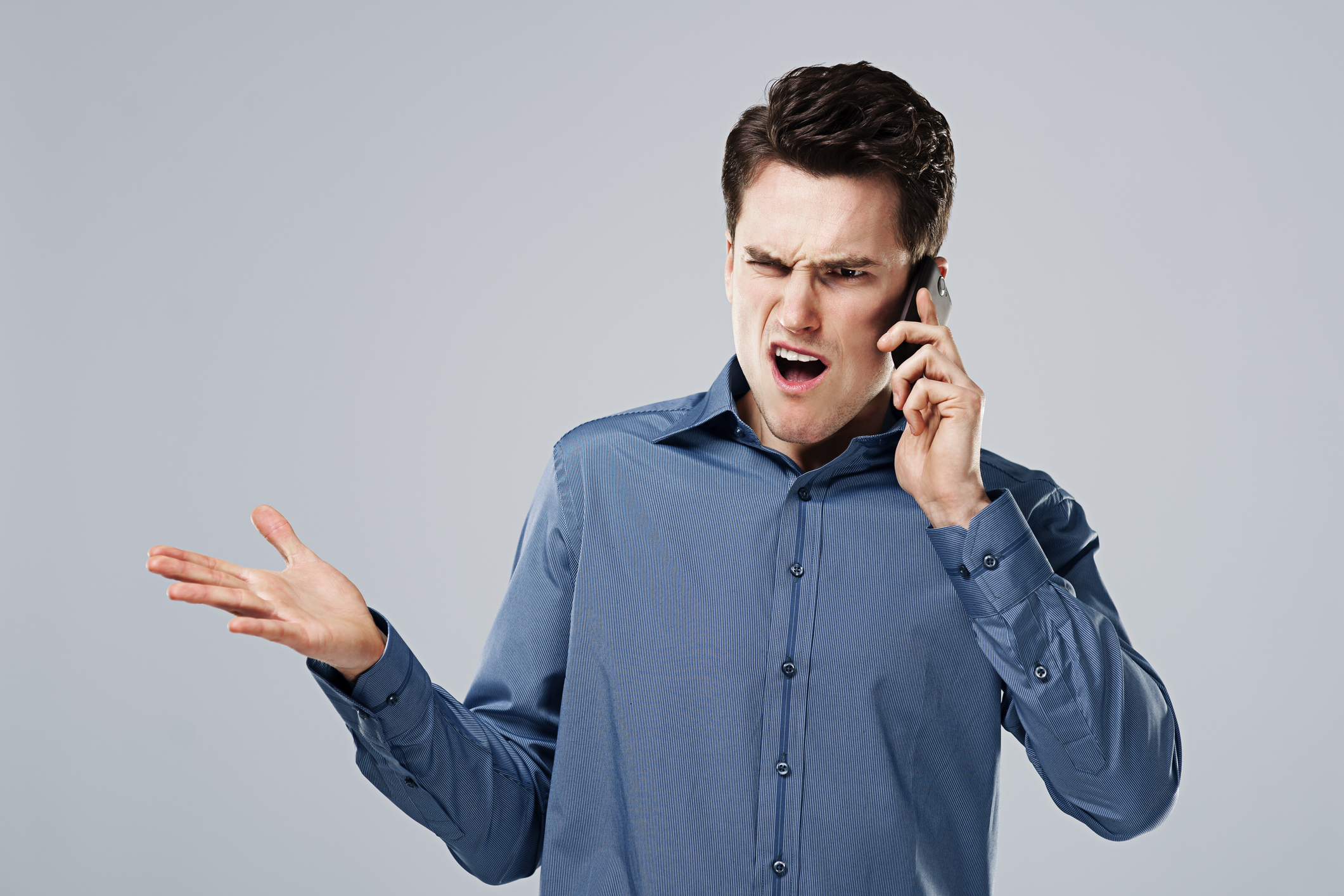 Homme se mettant en colère au téléphone | Source : Getty Images