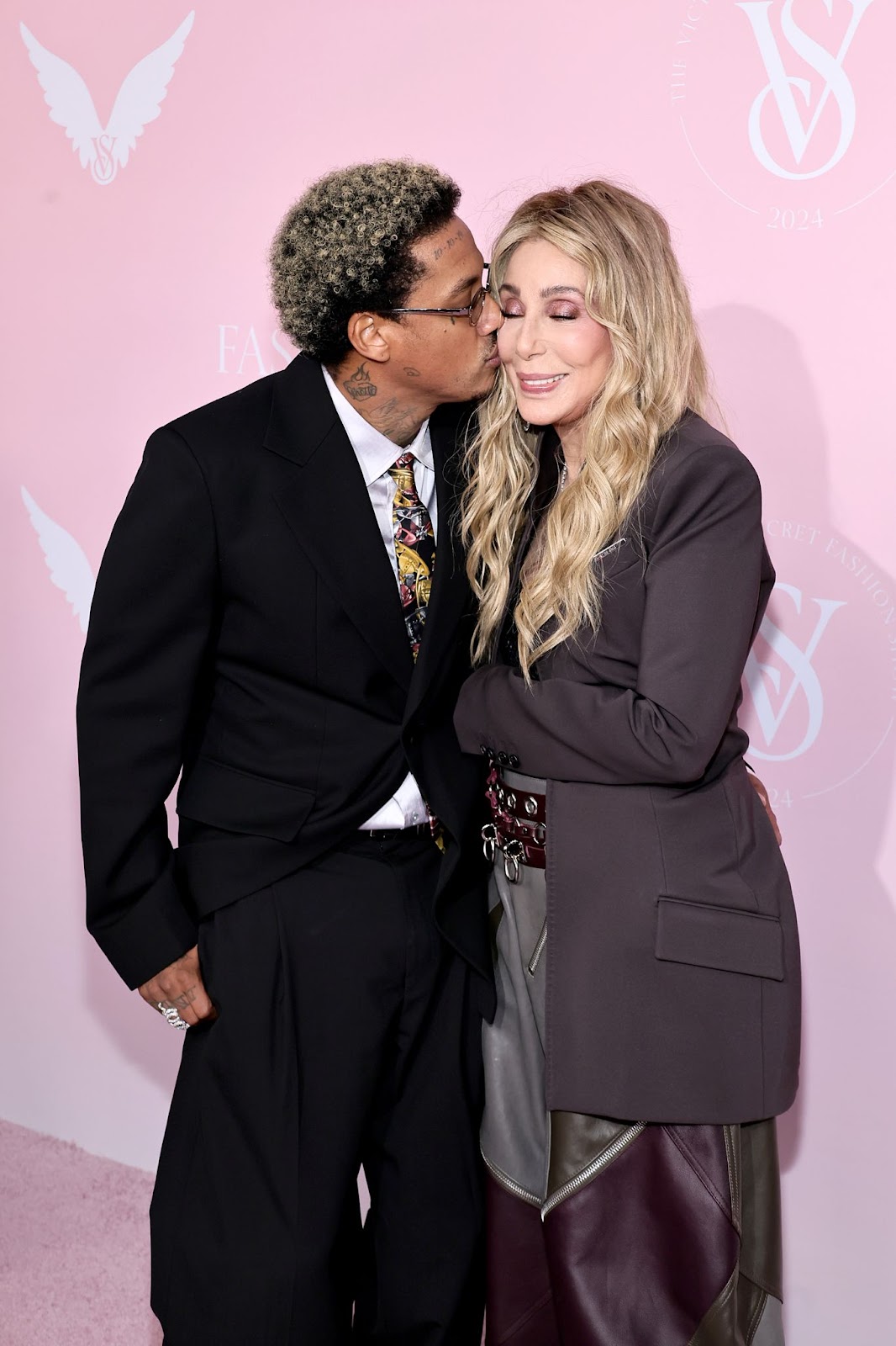 Alexander "AE" Edwards et Cher au défilé de mode 2024 de Victoria's Secret le 15 octobre à Brooklyn, New York. | Source : Getty Images