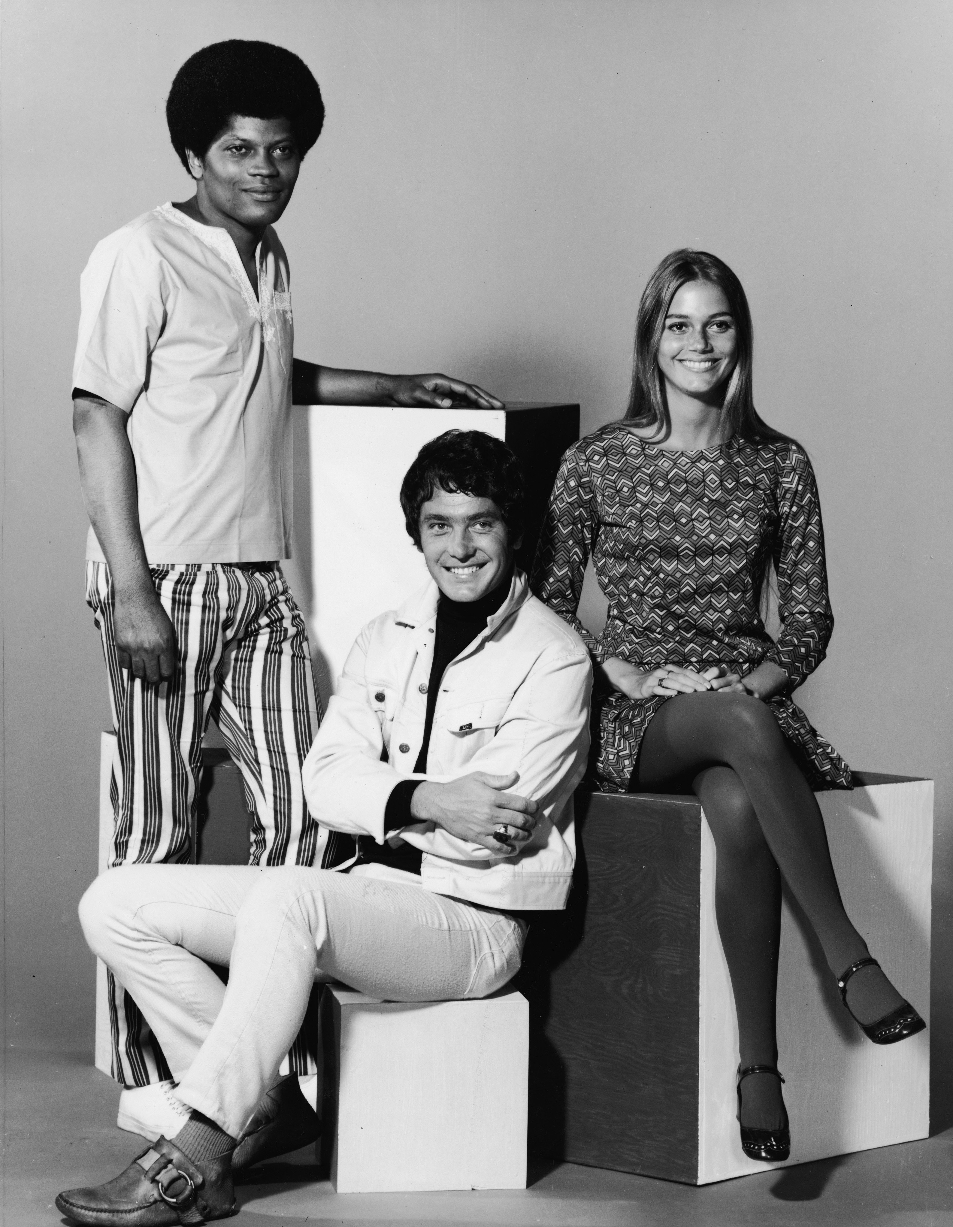Peggy Lipton posant avec Clarence Williams III et Michael Cole pour l'émission "The Mod Squad" en 1968. | Photo : Getty Images