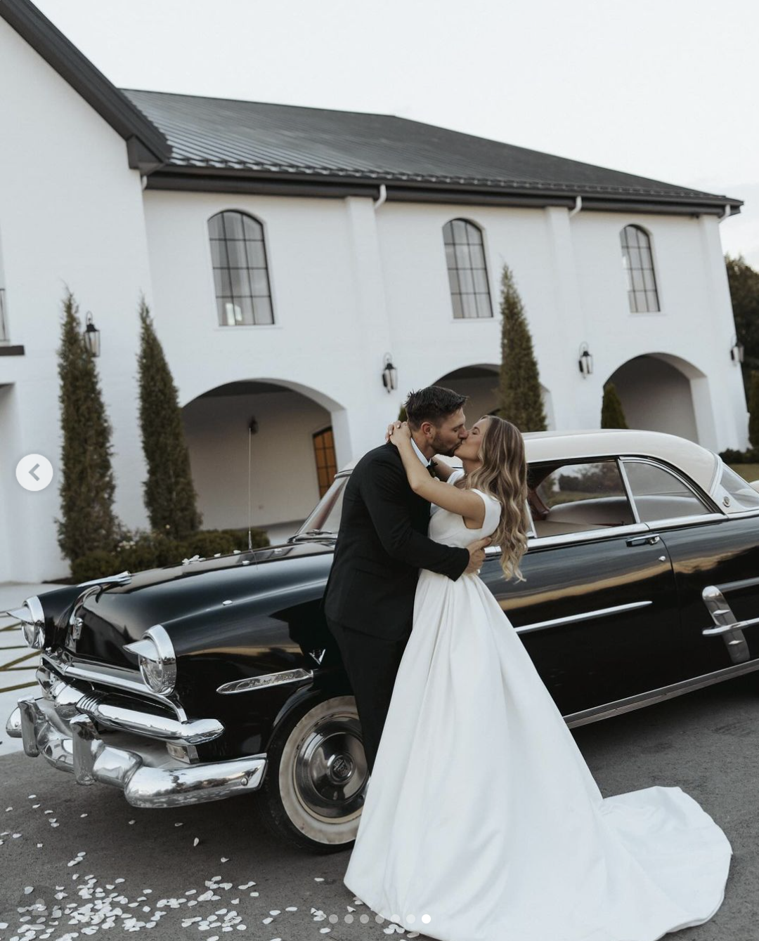 Une voiture de collection ajoute une touche classique au mariage d'inspiration minimaliste de Jana Duggar et Stephen Wissmann, posté en août 2024 | Source : Instagram/janamduggar