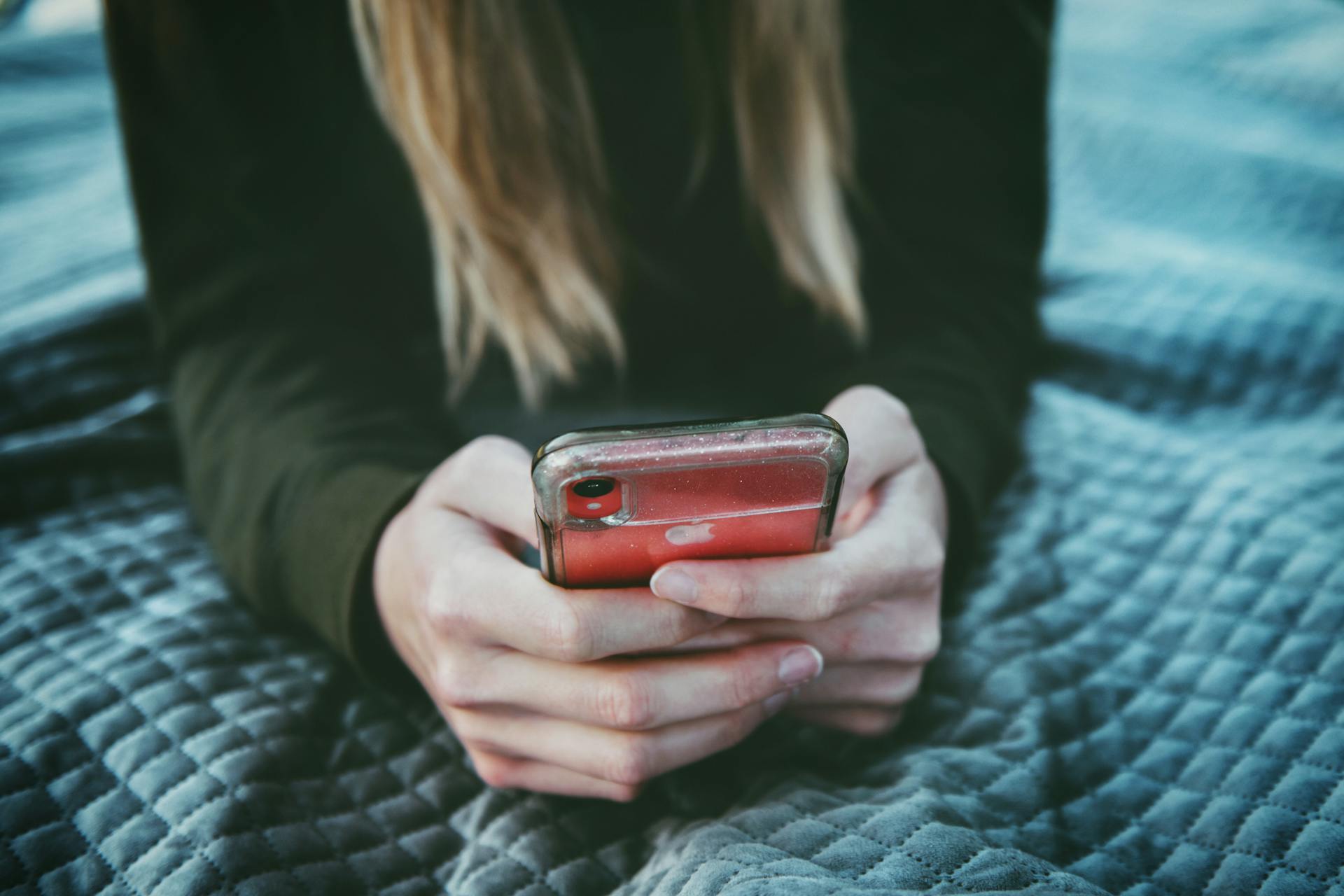 Gros plan sur une femme tenant son téléphone | Source : Pexels