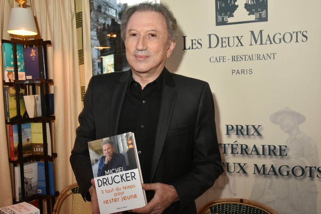 TV presenter Michel Drucker is waiting for "Il Faut Du Temps Pour Rester Jeune" Michel Drucker Book Signing at Le Deux Magots on March 11, Paris, France. | Photo : Getty Images.