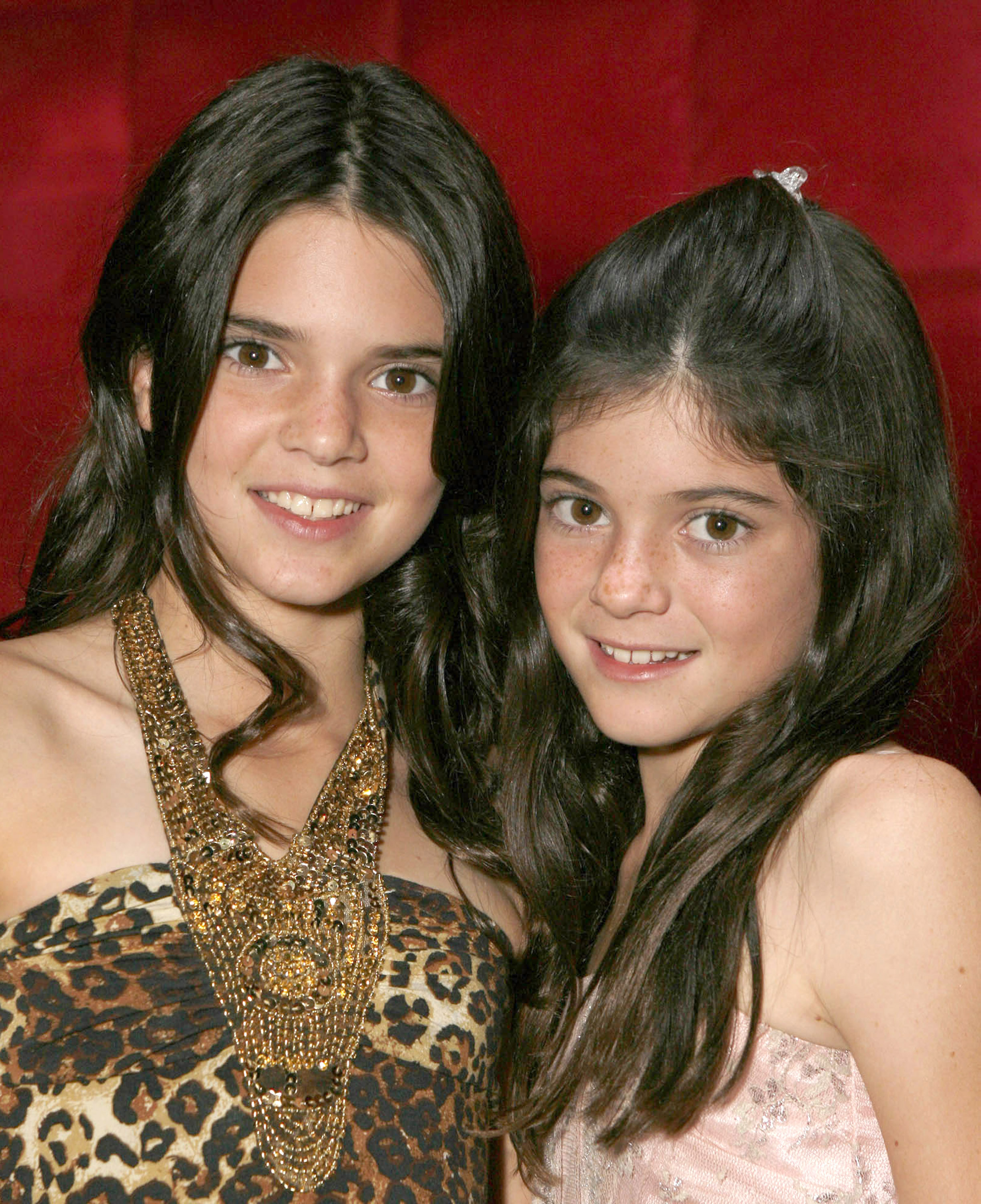 Kendall et Kylie Jenner à la soirée de visionnage de "Keeping Up With the Kardashians" le 16 octobre 2007 à Agoura Hills, Californie. | Source : Getty Images