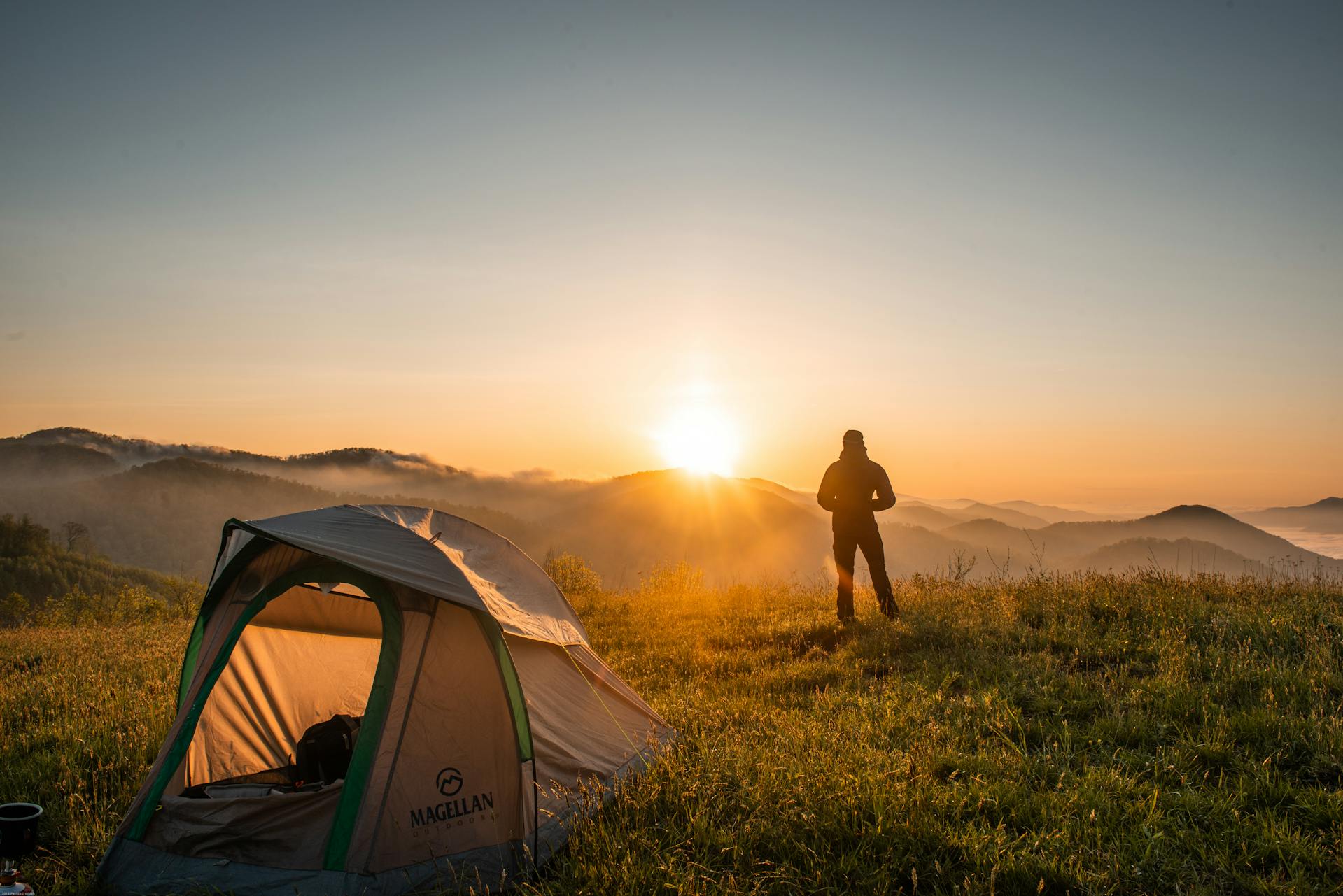 Une personne se tenant près d'une tente de camping | Source : Pexels