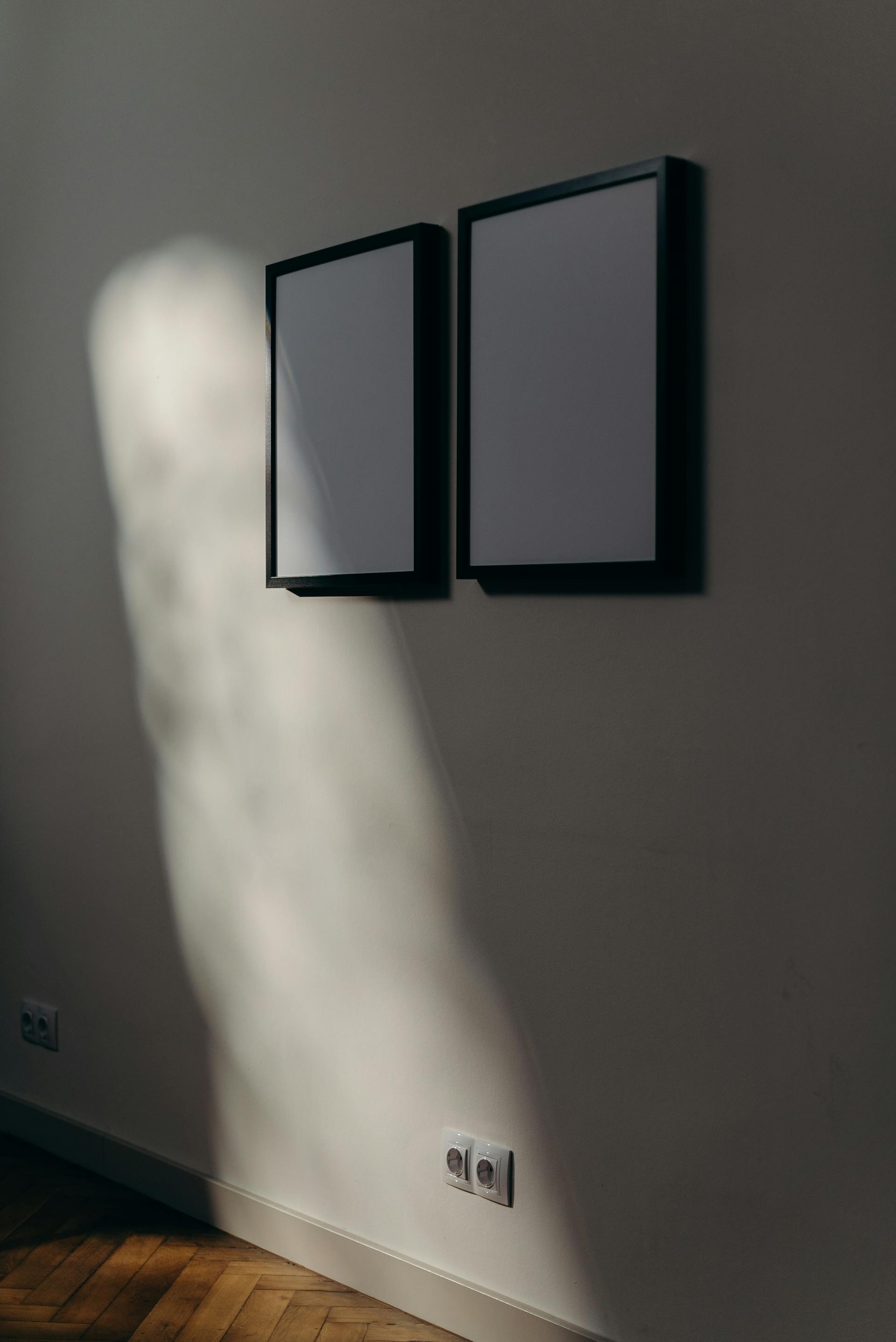 Cadres photos accrochés à un mur | Source : Pexels
