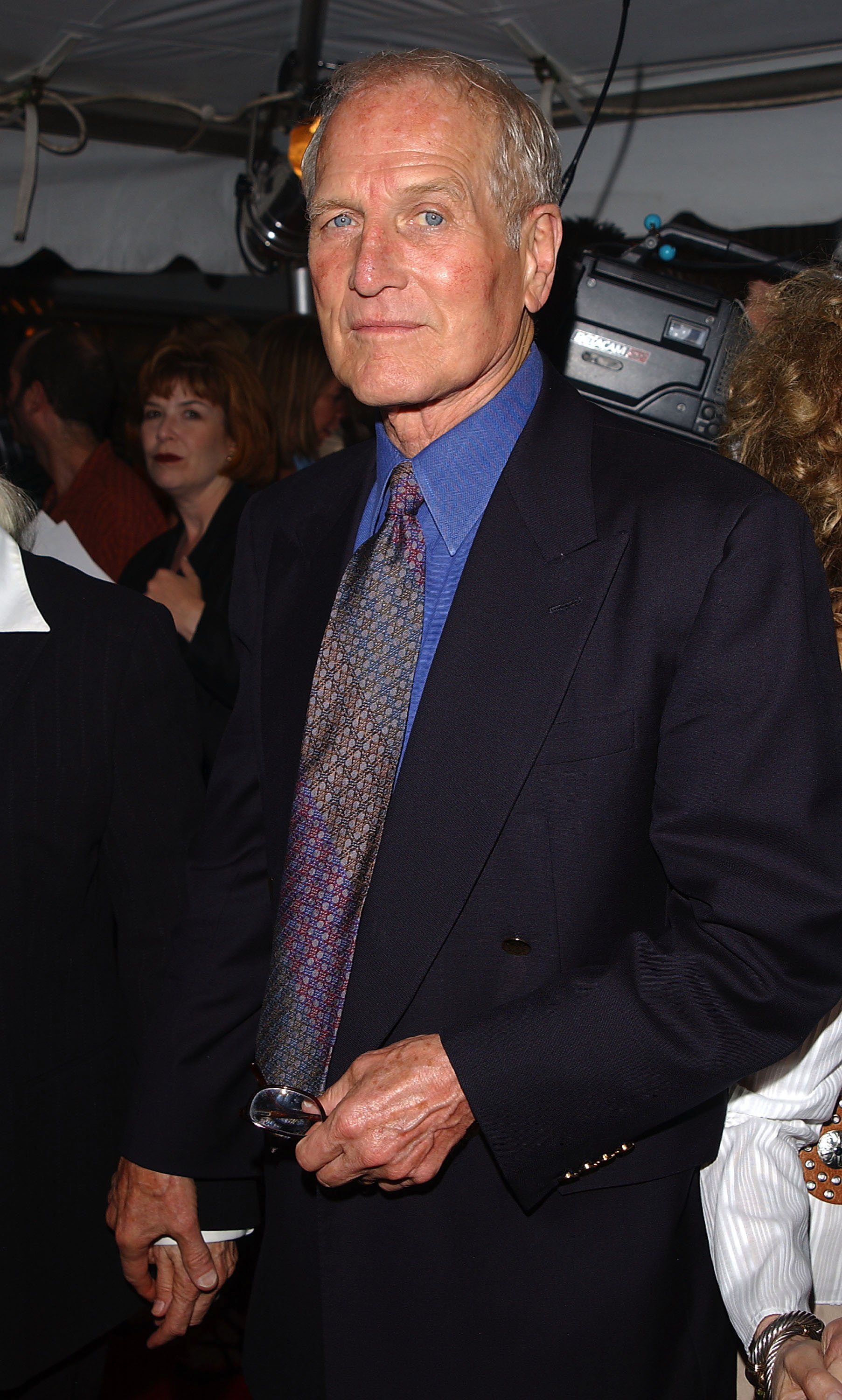 Paul Newman arrive à la première du film "Le chemin de la perdition" au Ziegfeld Theater le 9 juillet 2002 à New York | Photo : Getty Images