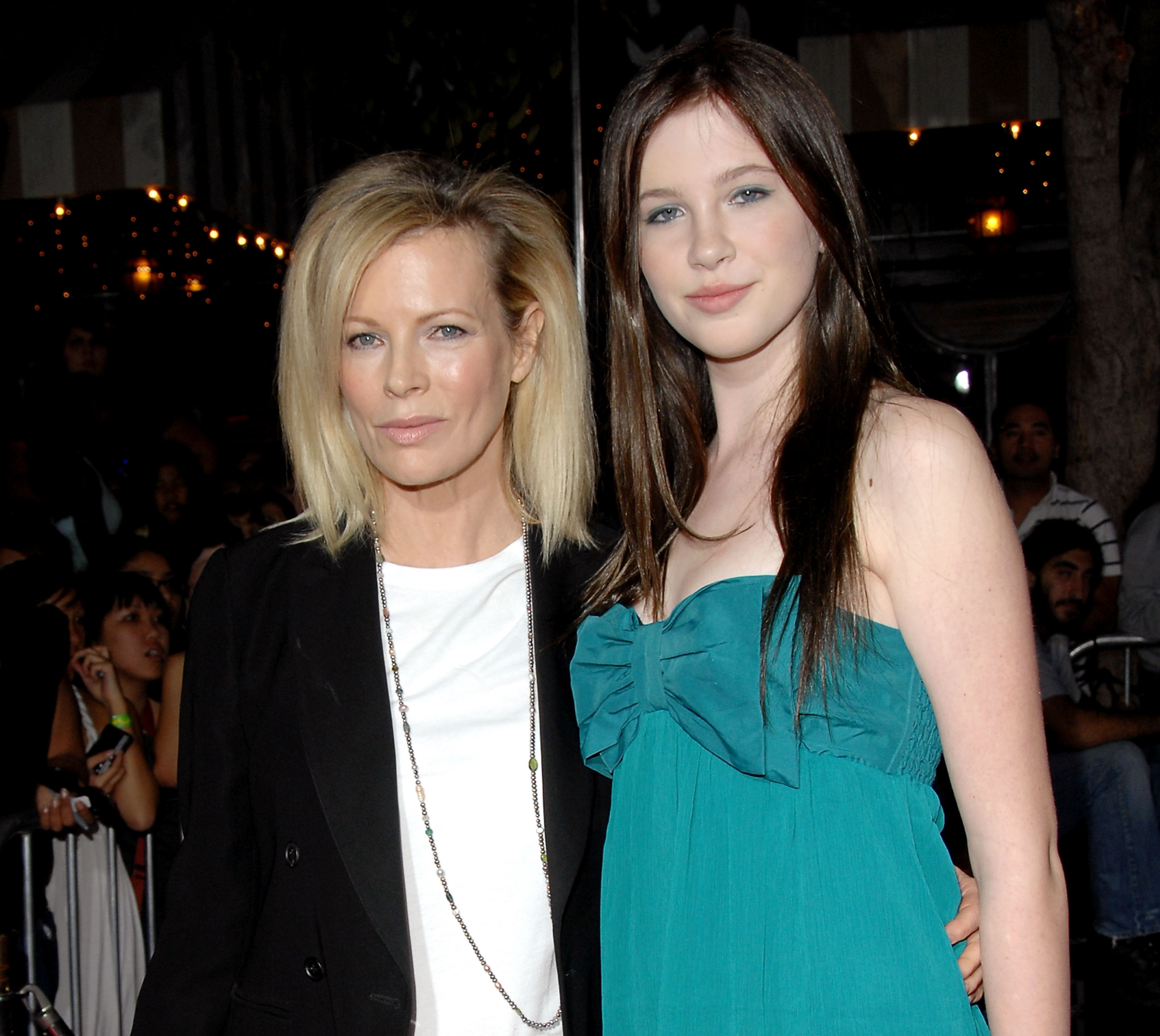 Kim Basinger et Ireland Baldwin à la première de "Twilight" à Los Angeles le 17 novembre 2008 à Westwood, Californie | Source : Getty Images