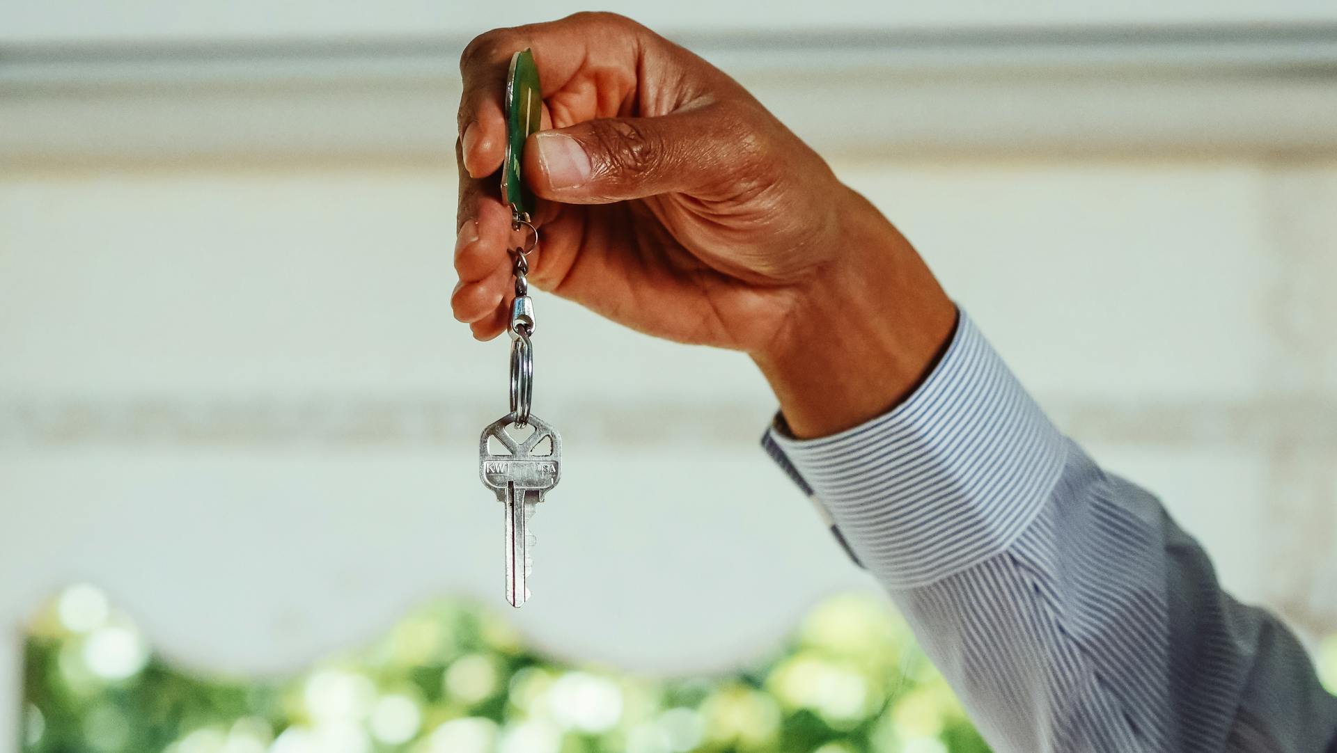Une personne tenant une clé | Source : Pexels